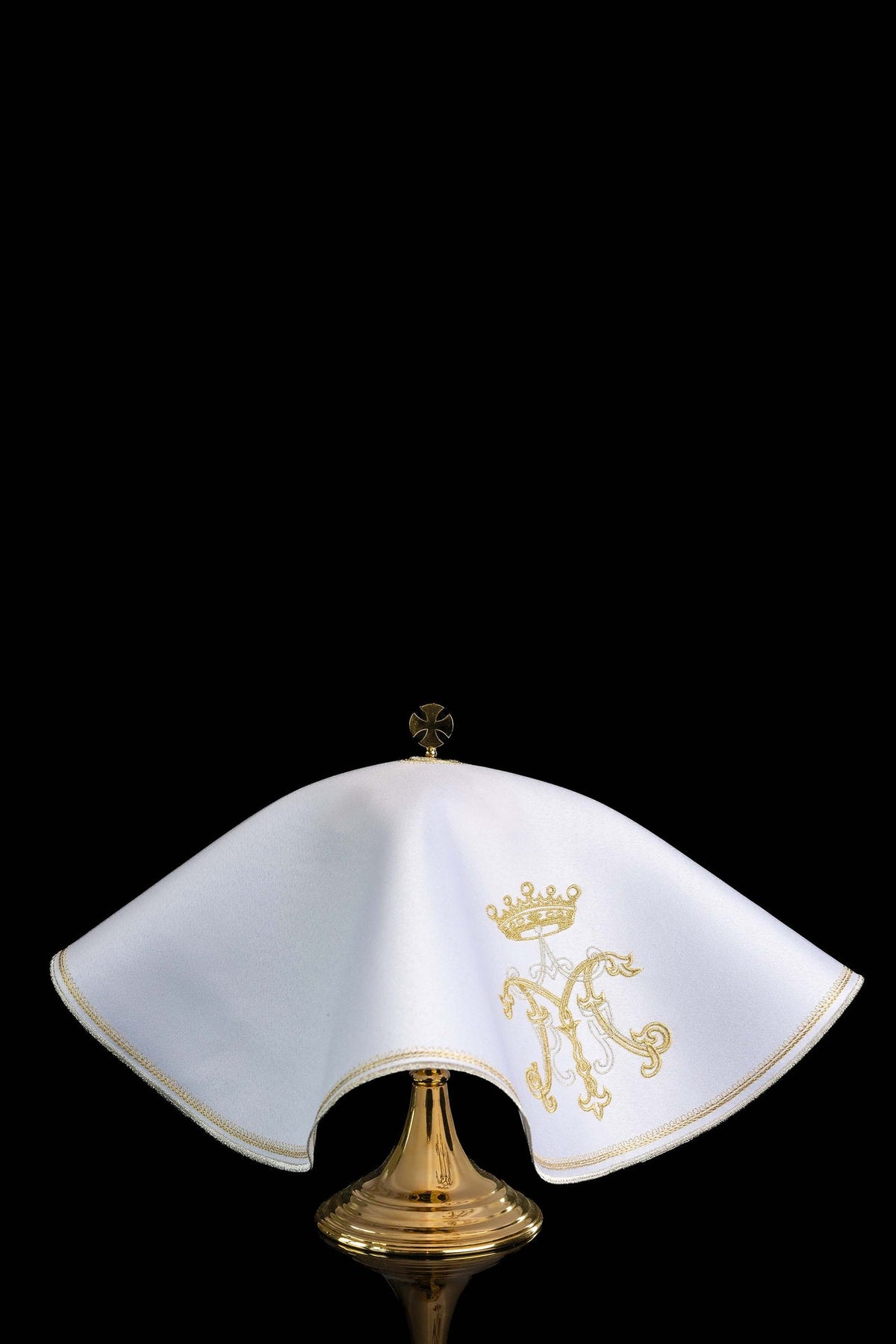 Cubrecopón con bordado mariano dorado, vista posterior en blanco