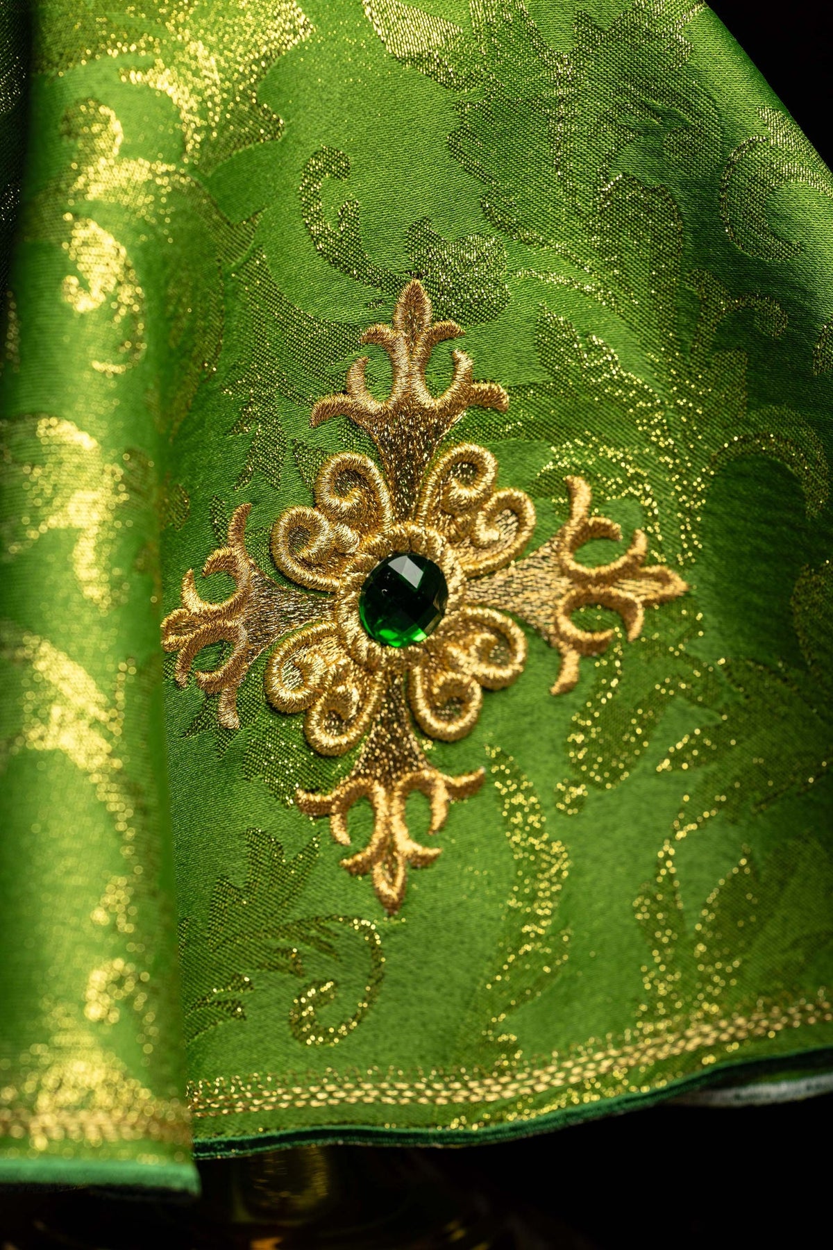 Cubrecopón verde bordado, detalle de la cruz con piedra verde