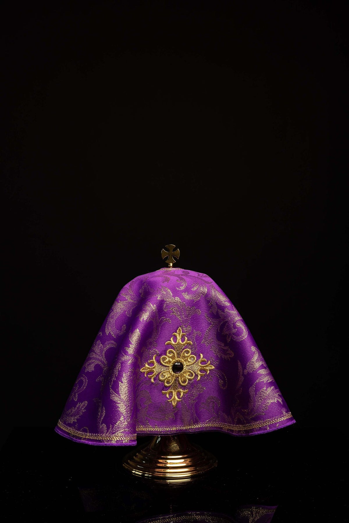 Cubrecopón morado con bordado dorado y cruz, vista posterior