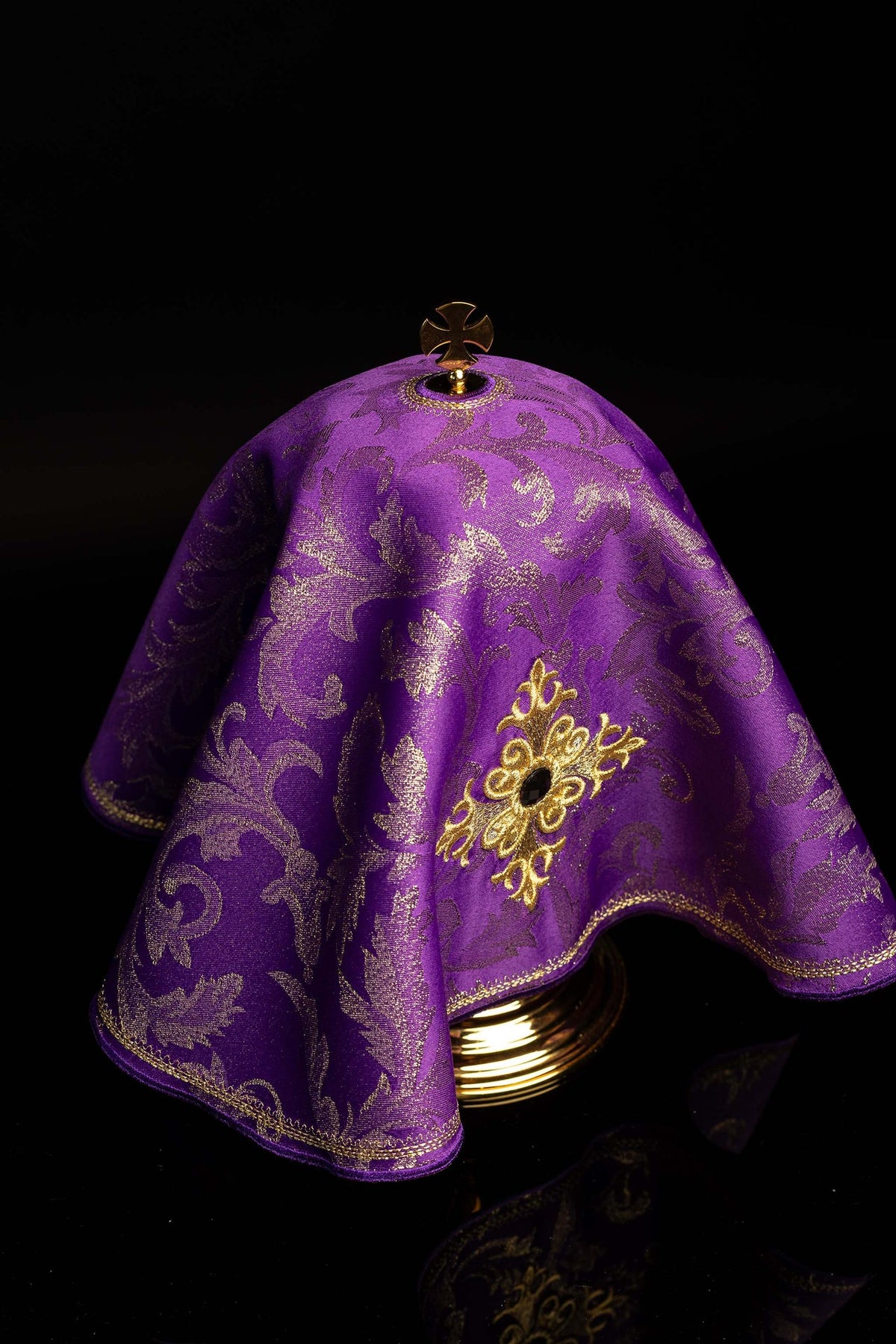 Cubrecopón morado con cruz bordada y piedra decorativa, vista lateral