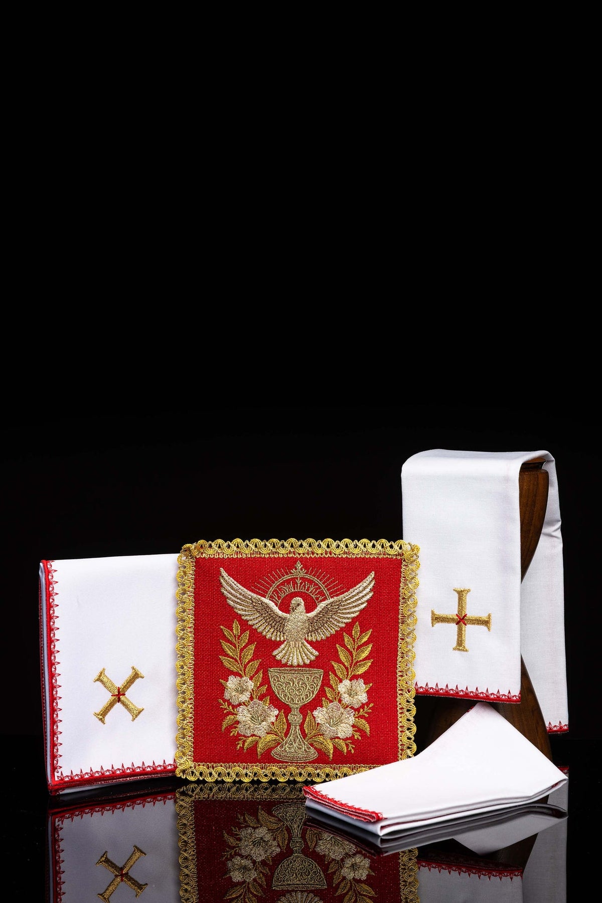 Juego de altar rojo bordado con símbolo del Espíritu Santo, conjunto completo con paloma, cáliz y cruces