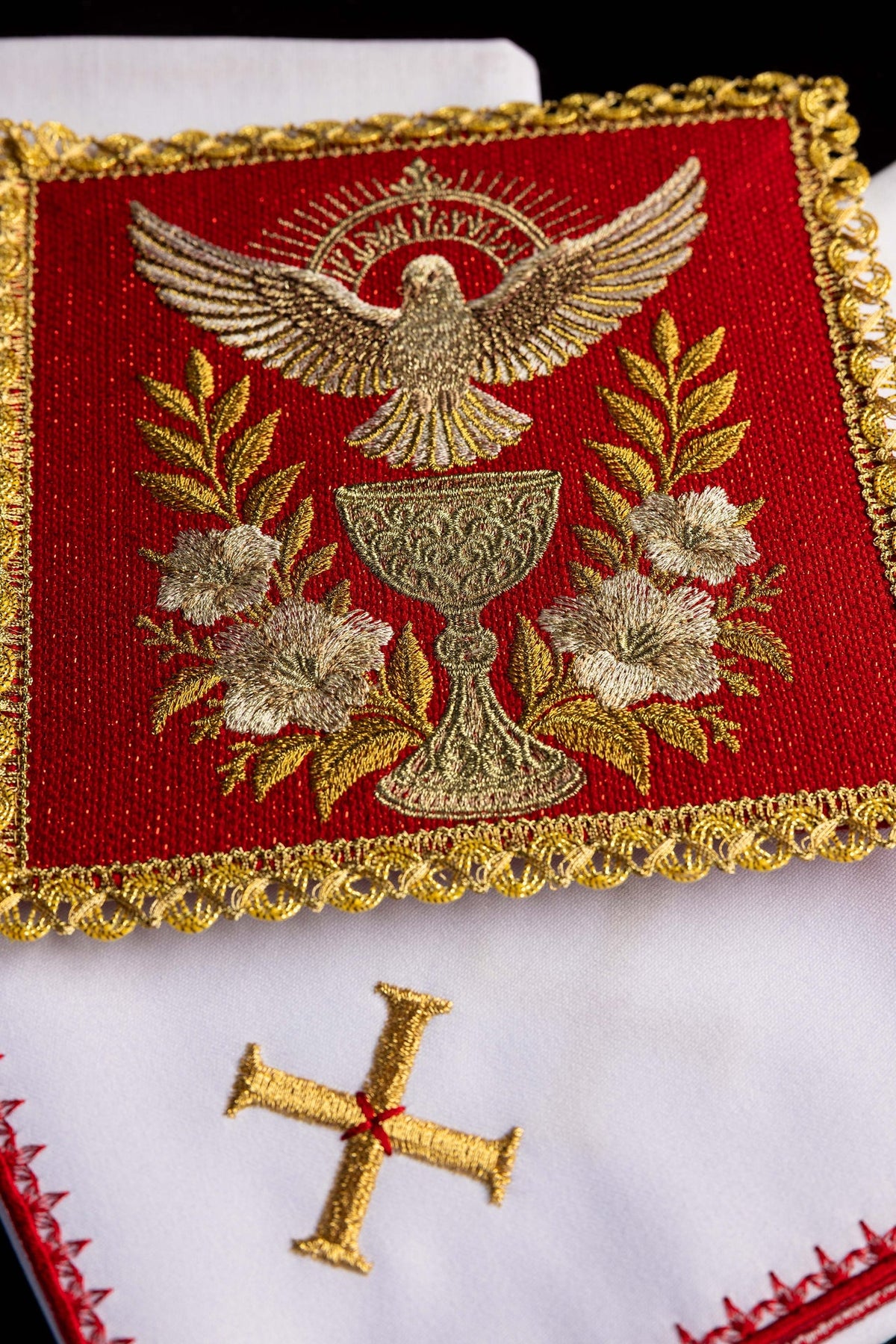 Juego de altar rojo bordado, primer plano de la paloma del Espíritu Santo y el cáliz