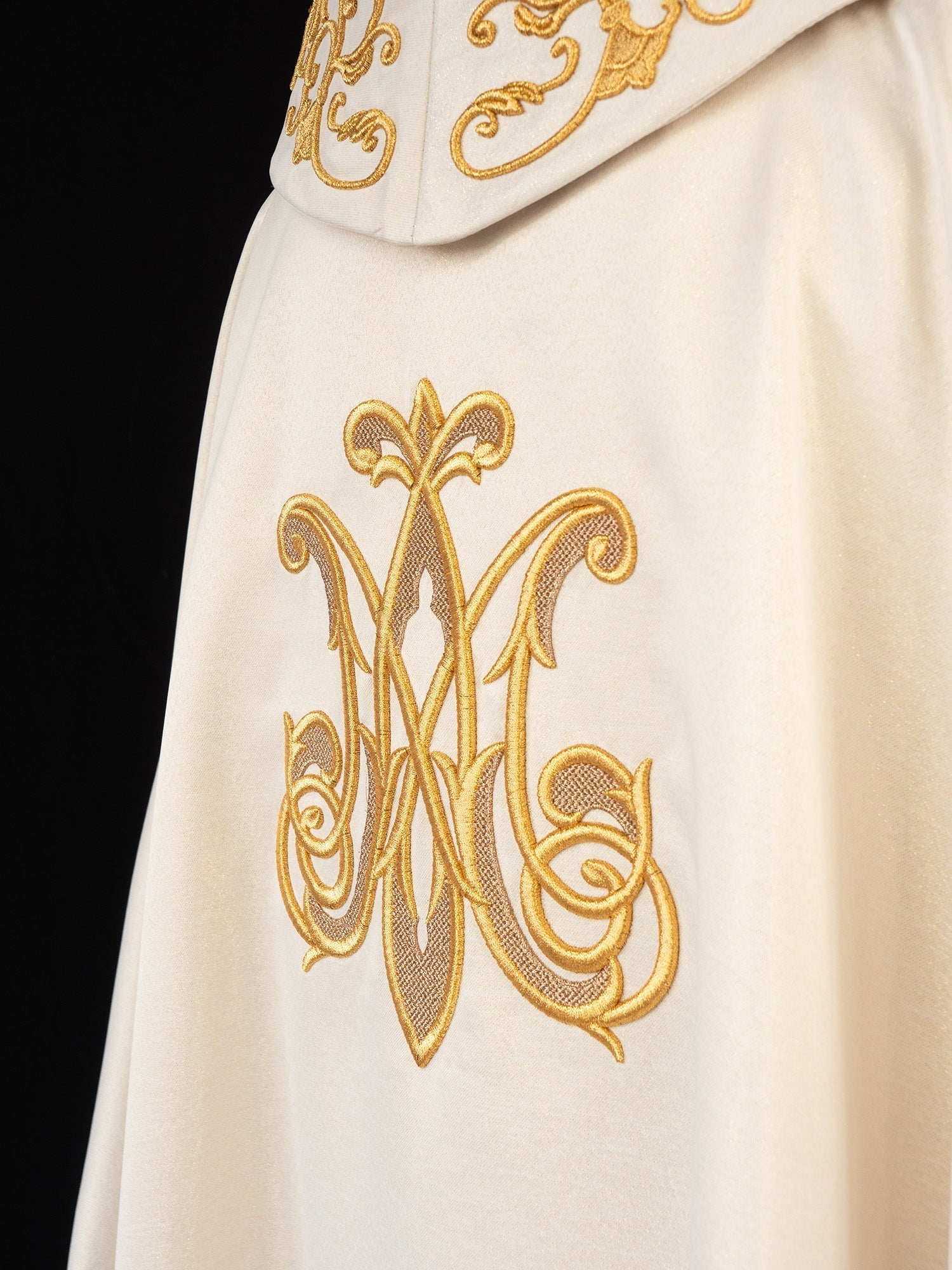 Ornat liturgiczny z bogato haftowanym herbem Maryjnym - ORNATY.PL