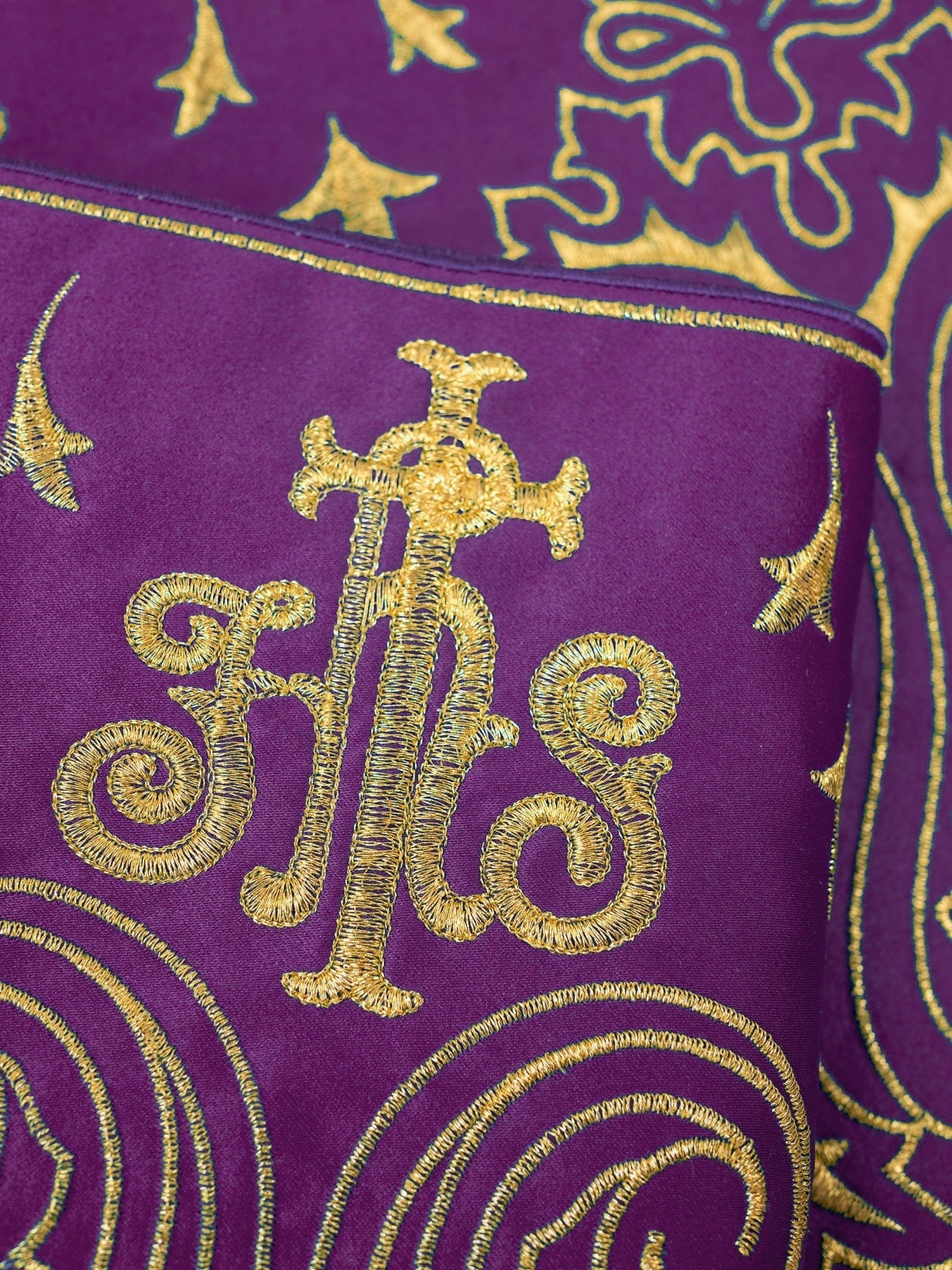 Puntilla de altar con bordado IHS - morado KOM/031/03 24cm 3,5m - CASULLAS.ES