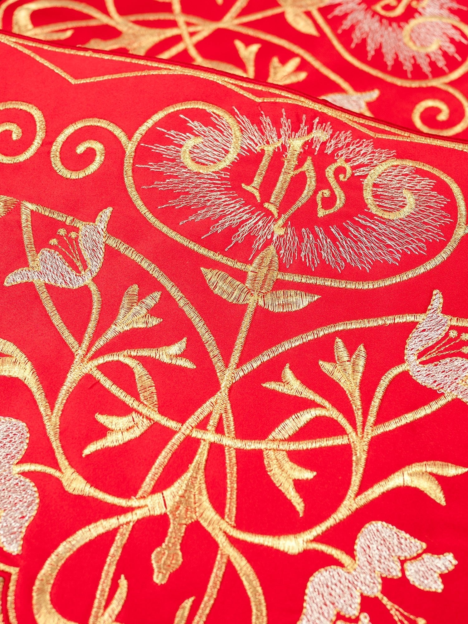 Puntilla de altar con bordado IHS - rojo KOM/037/02 27cm 3,5m - CASULLAS.ES