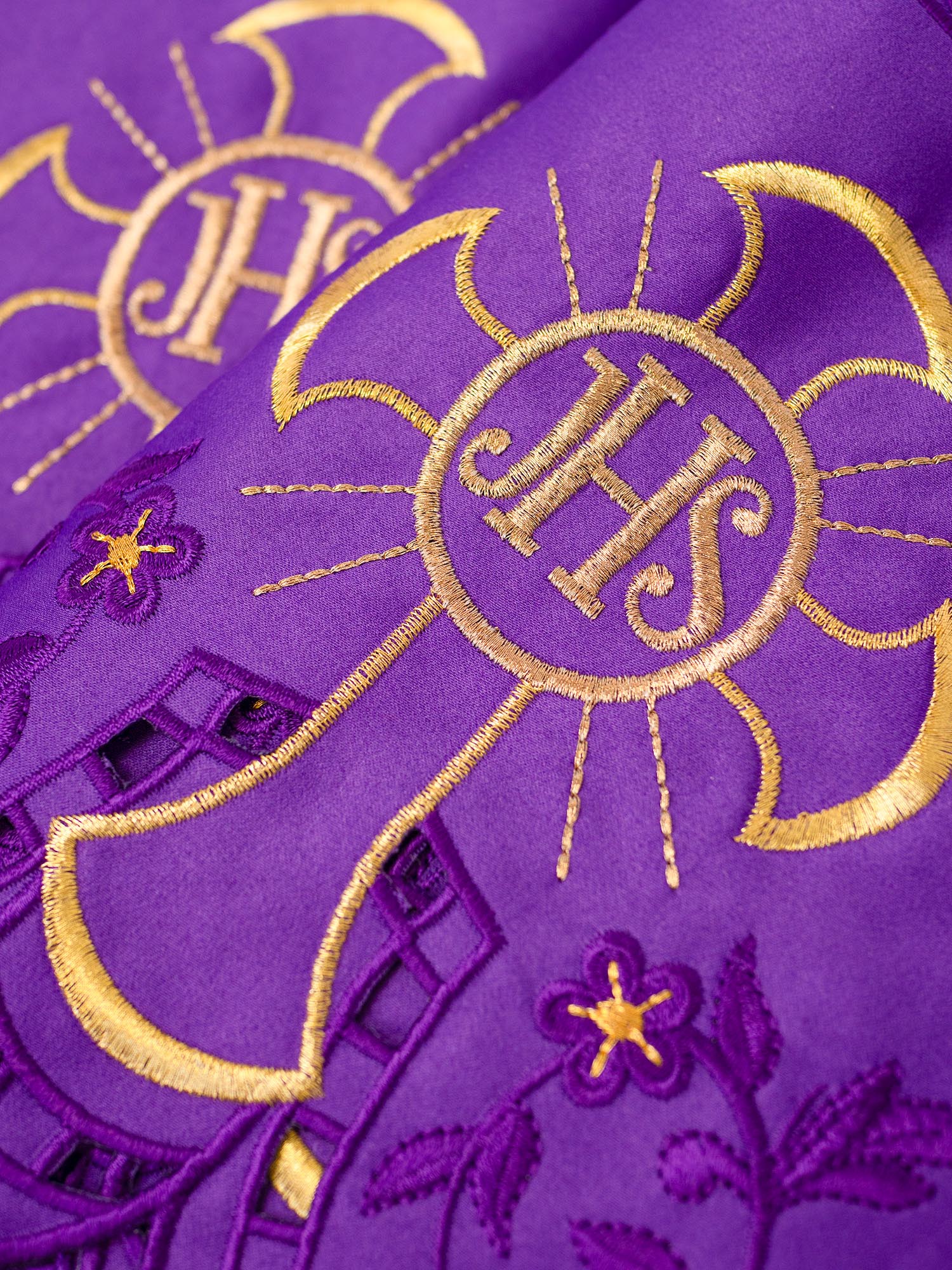 Puntilla de altar con bordado IHS y Cruz - morado KOM/055/03 22cm 3,5m - CASULLAS.ES