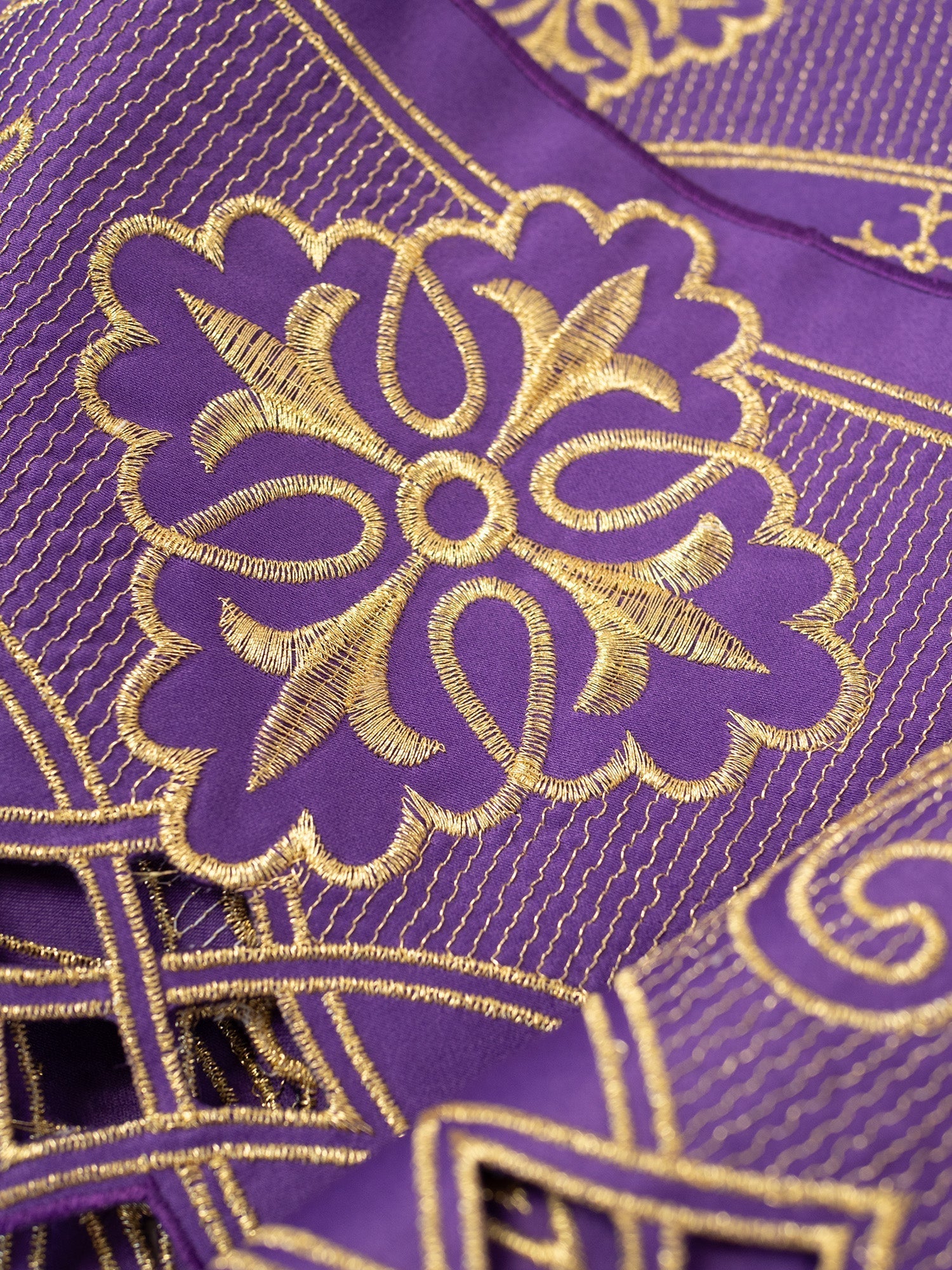 Puntilla de altar con bordado Rosetón - morado KOM/030/03 9cm 3,5m - CASULLAS.ES