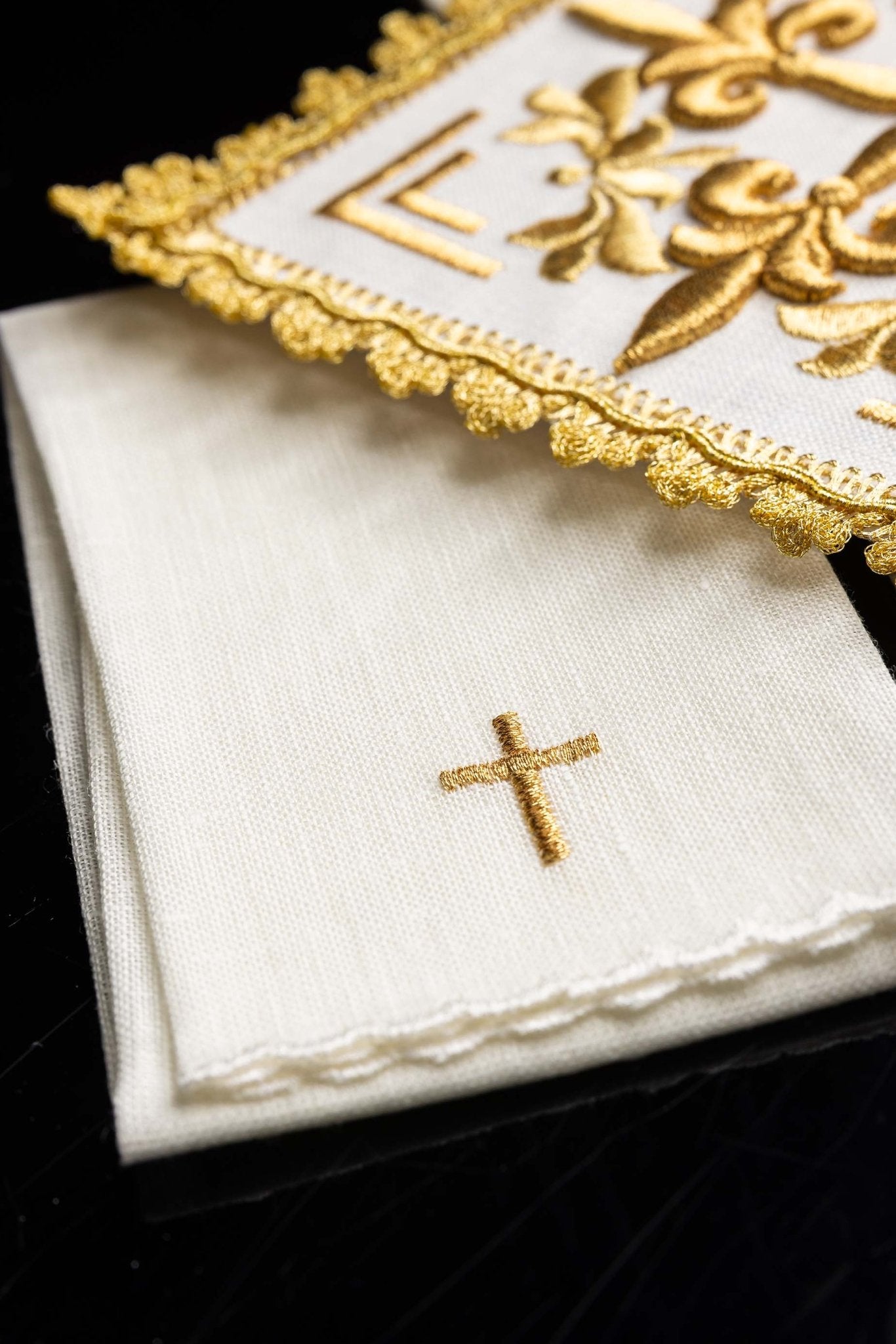 Servicio de altar bordado con adornos dorados HA/5013 - CASULLAS.ES