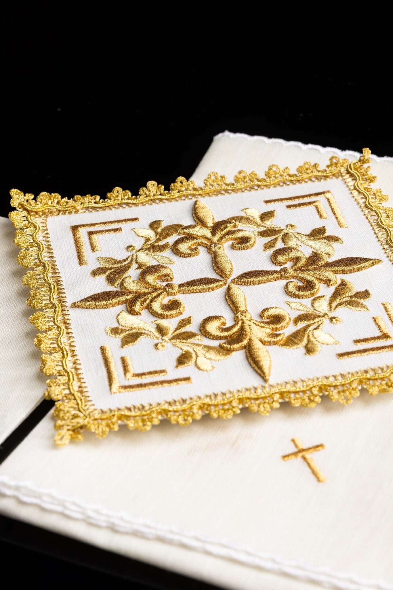 Servicio de altar bordado con adornos dorados HA/5013 - CASULLAS.ES