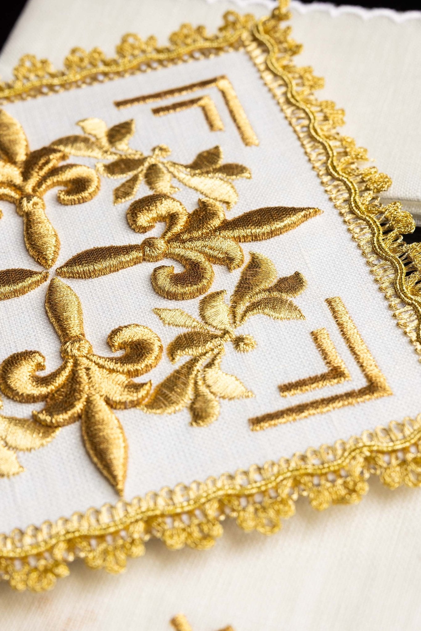 Servicio de altar bordado con adornos dorados HA/5013 - CASULLAS.ES