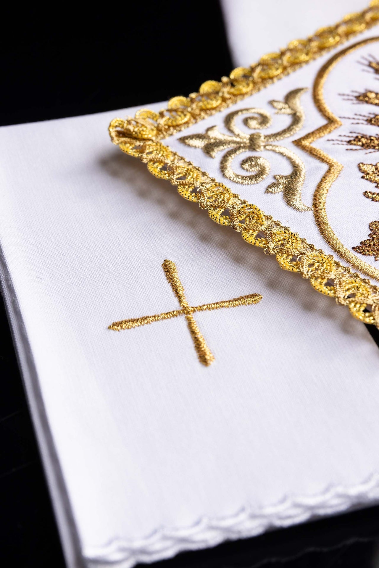 Servicio de altar bordado con la imagen del pelícano KK/5008 - CASULLAS.ES