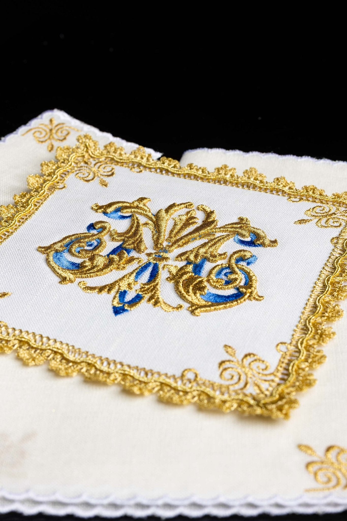 Servicio de altar bordado con símbolo Mariano de oro HA/5014 - CASULLAS.ES