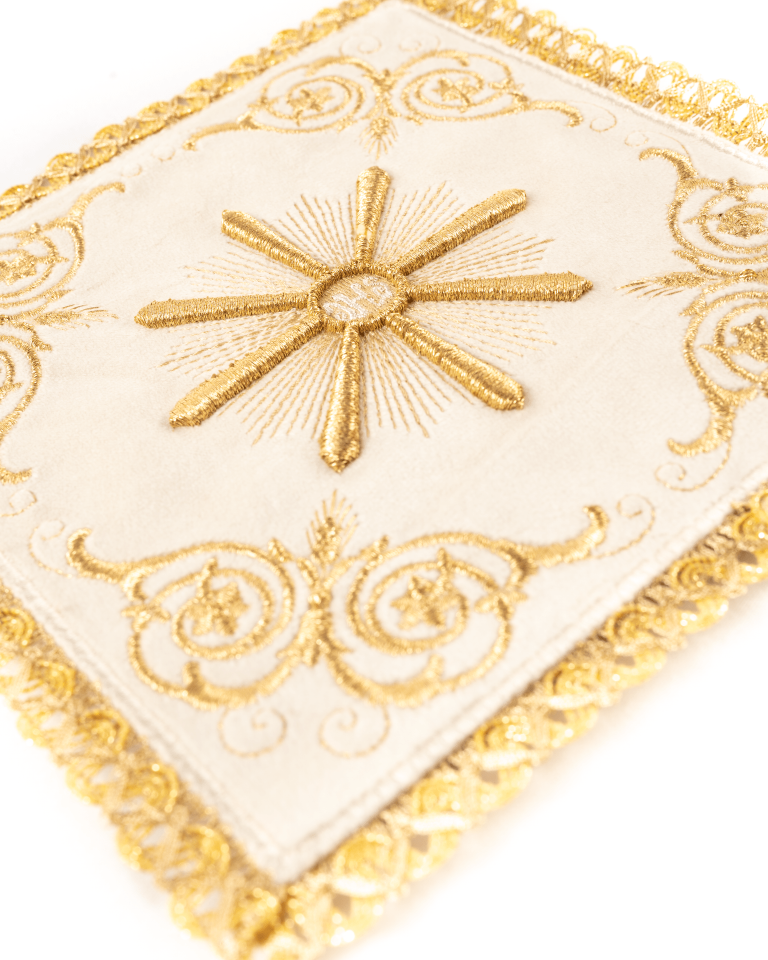 Servicio de altar bordado en terciopelo color ecru KDT/5034/05/W - CASULLAS.ES