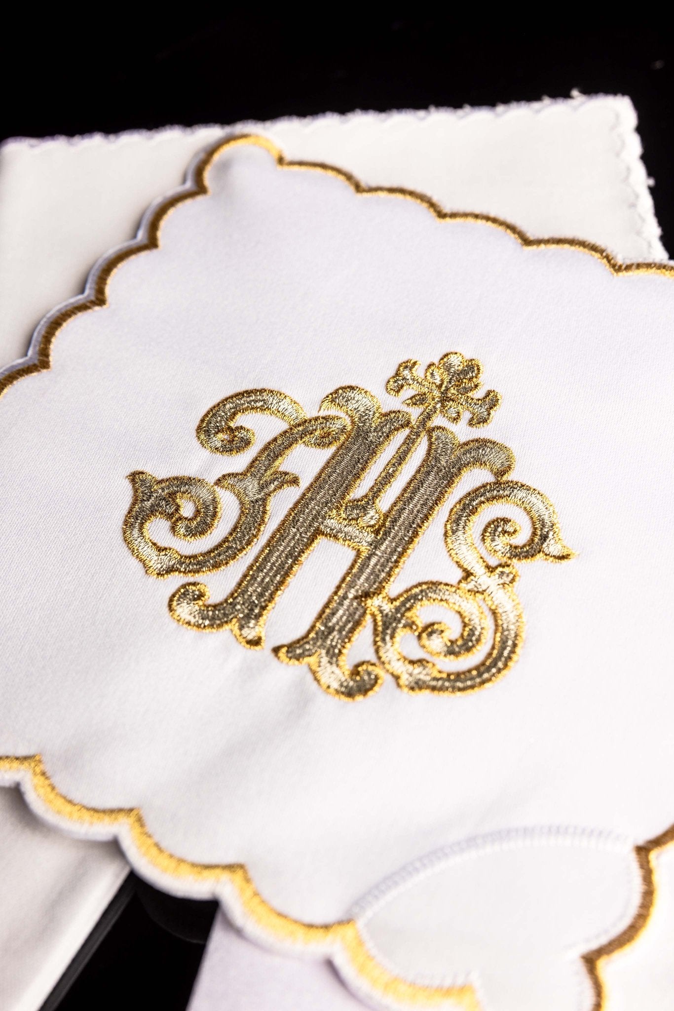 Servicio de altar bordado IHS dorado KK/072/04 - CASULLAS.ES