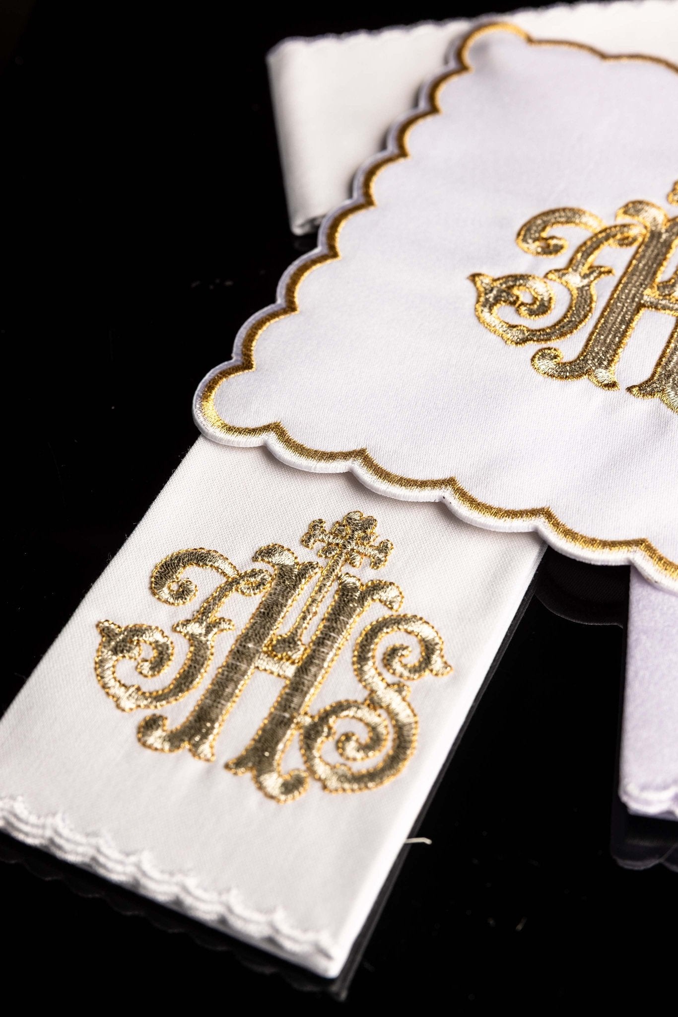 Servicio de altar bordado IHS dorado KK/072/04 - CASULLAS.ES