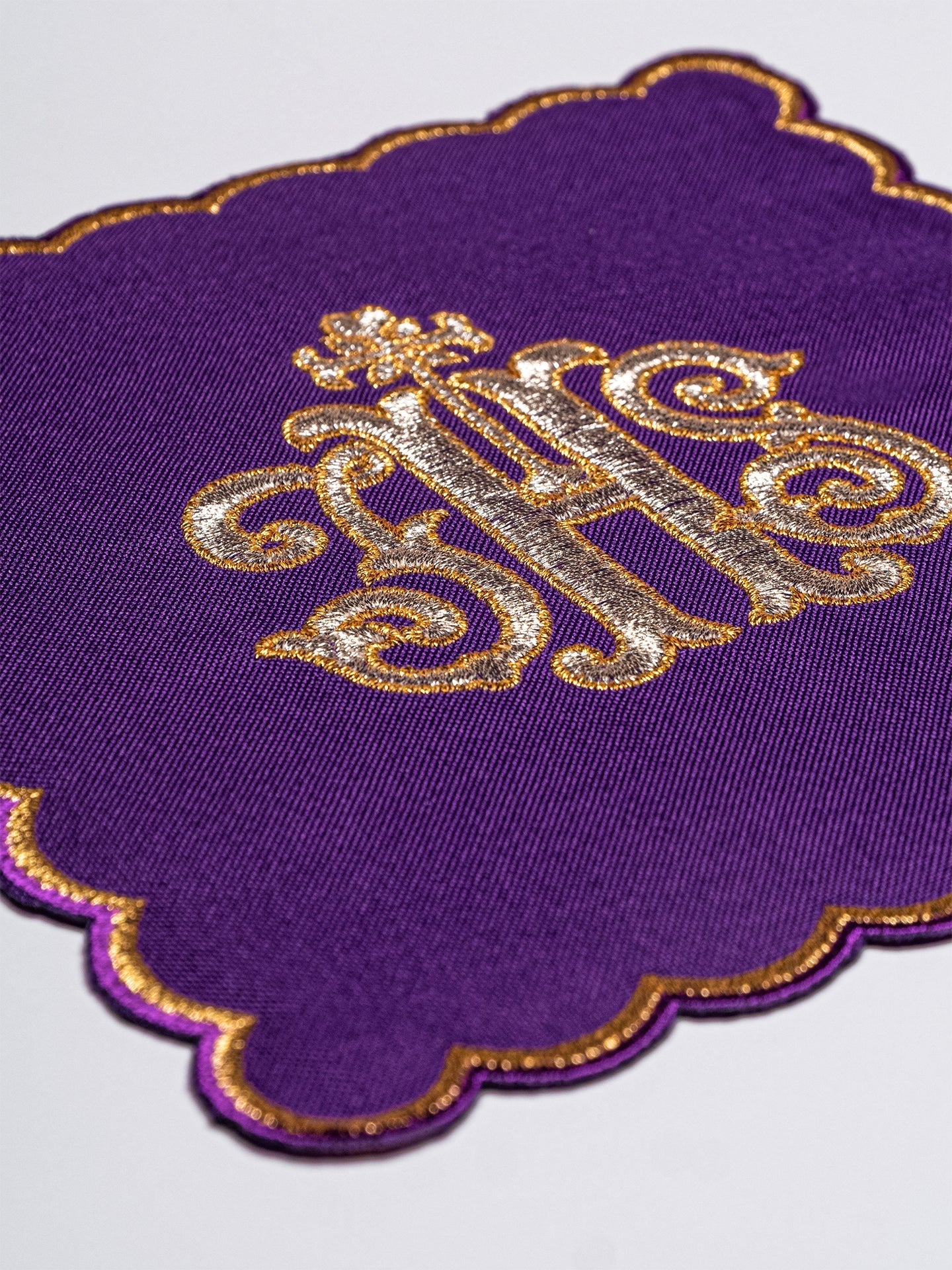 Servicio de altar bordado IHS, palia morada KK/072/03 - CASULLAS.ES