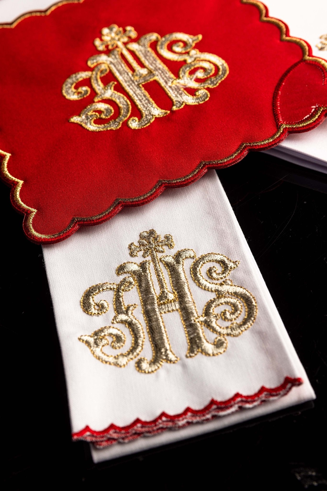 Servicio de altar bordado IHS, palia roja KK/072/02 - CASULLAS.ES