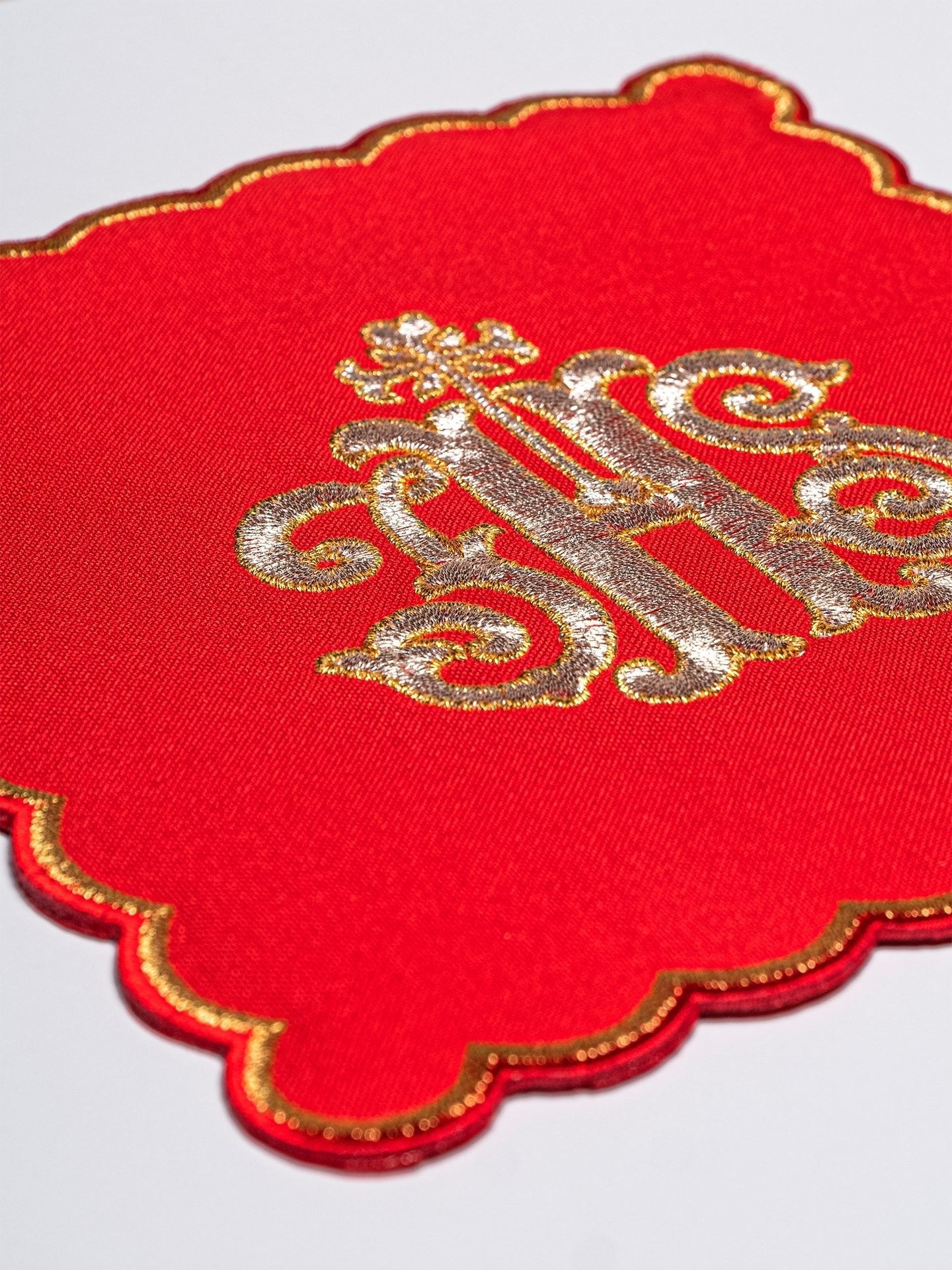 Servicio de altar bordado IHS, palia roja KK/072/02 - CASULLAS.ES