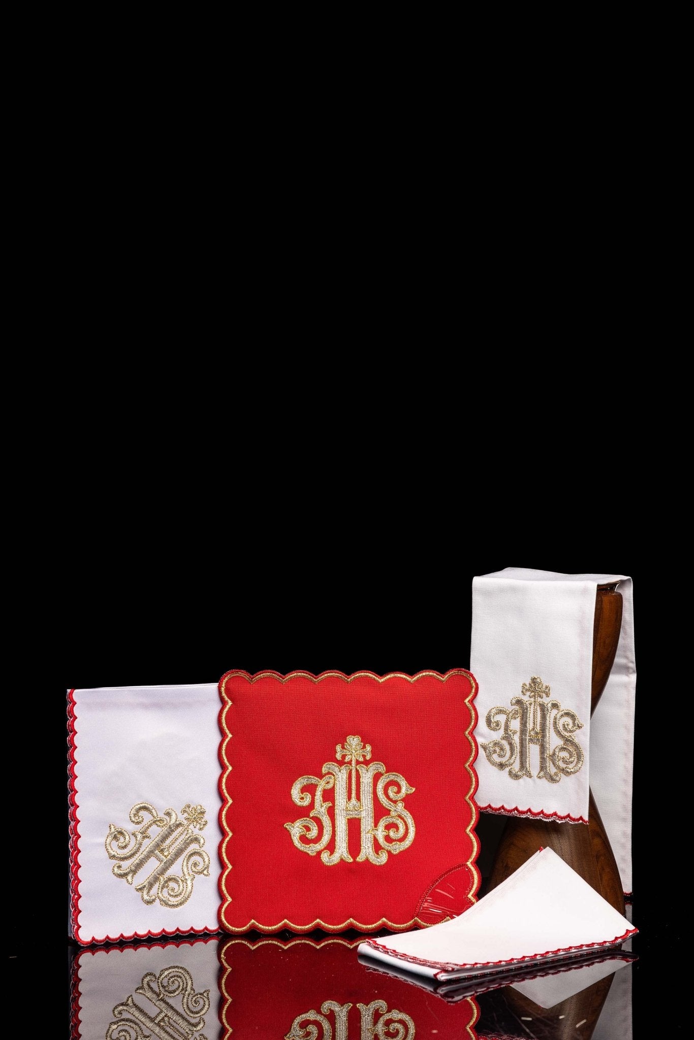 Servicio de altar bordado IHS, palia roja KK/072/02 - CASULLAS.ES