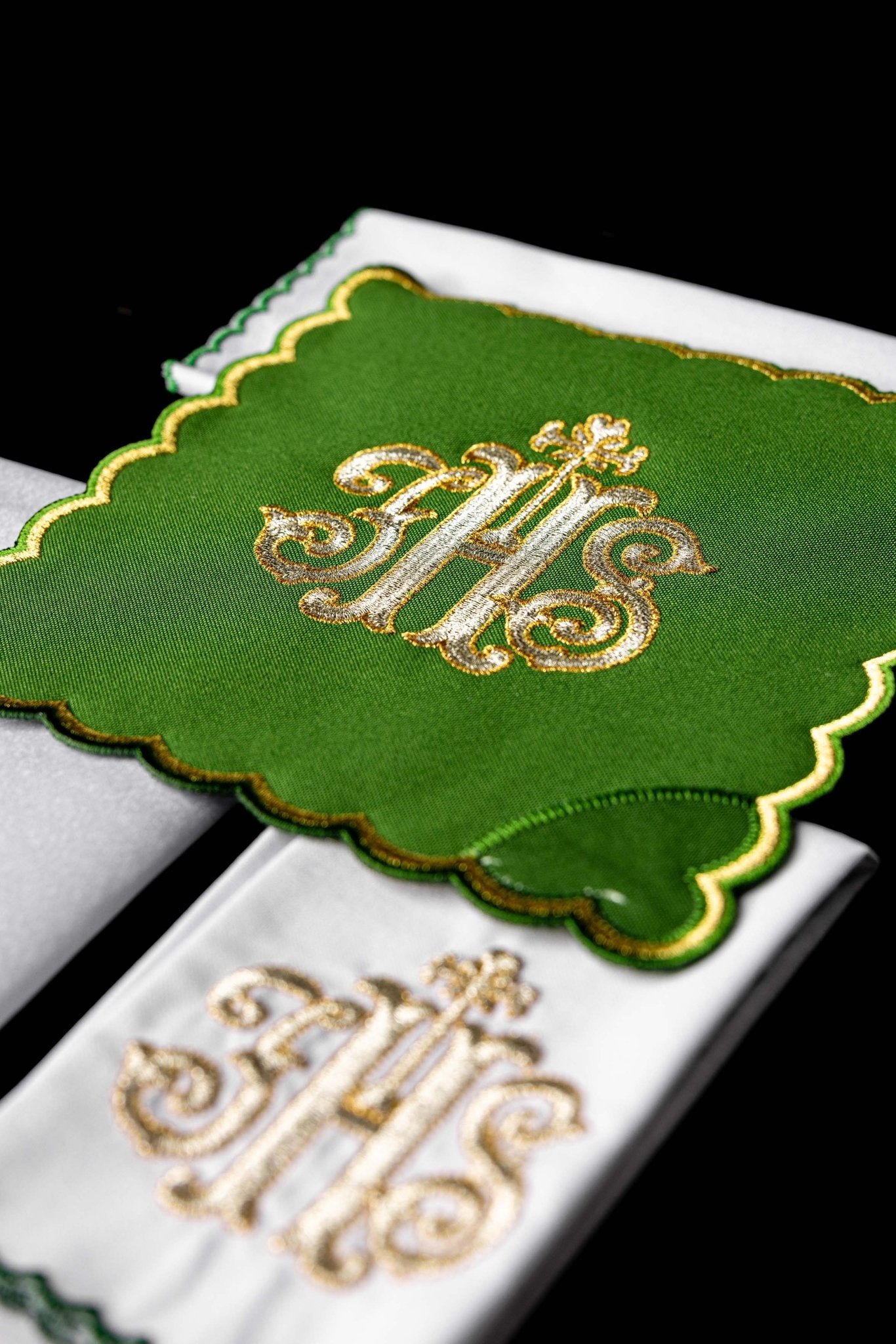 Servicio de altar bordado IHS, palia verde KK/072/01 - CASULLAS.ES