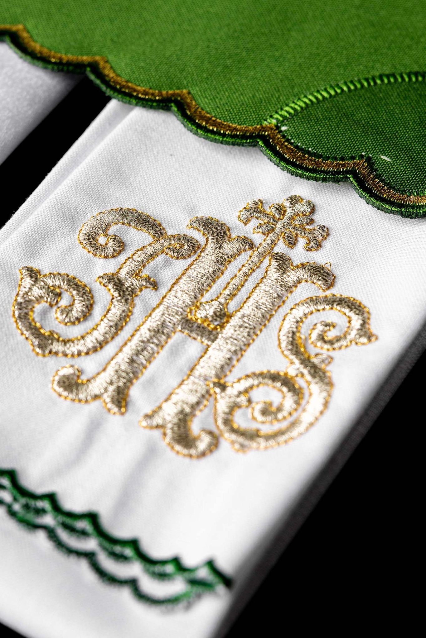 Servicio de altar bordado IHS, palia verde KK/072/01 - CASULLAS.ES