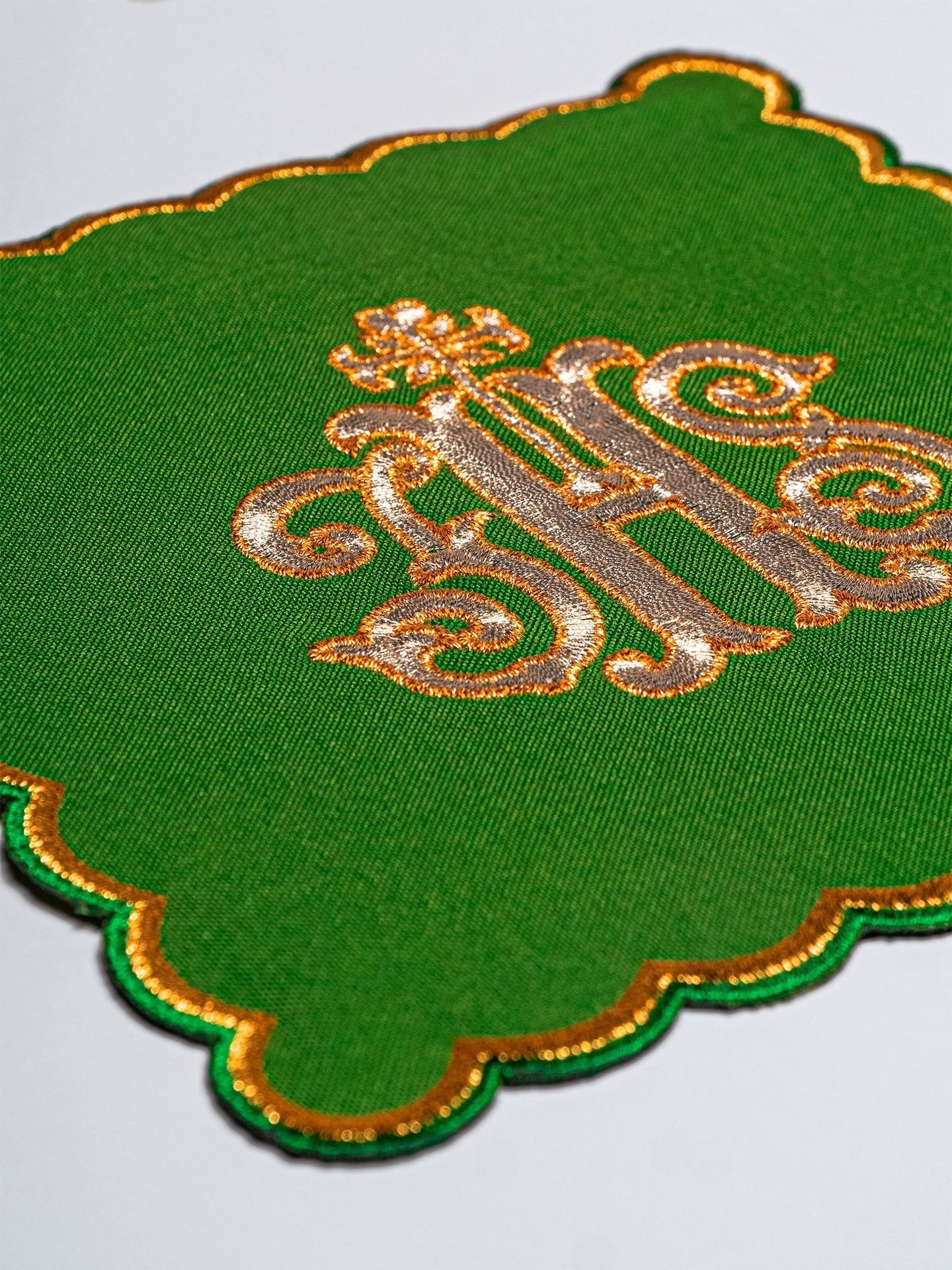 Servicio de altar bordado IHS, palia verde KK/072/01 - CASULLAS.ES