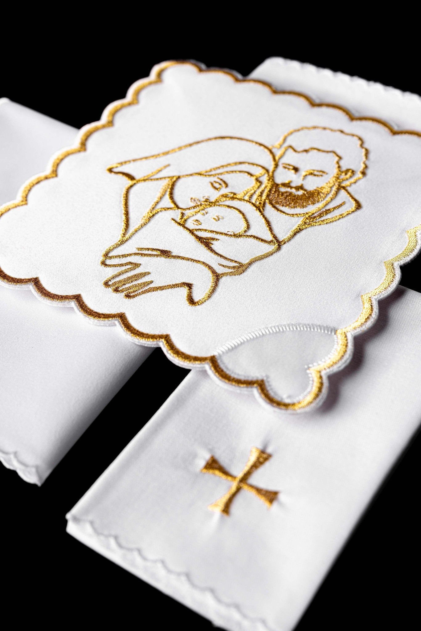 Servicio de altar con bordado de la Sagrada Familia KK/120 - CASULLAS.ES