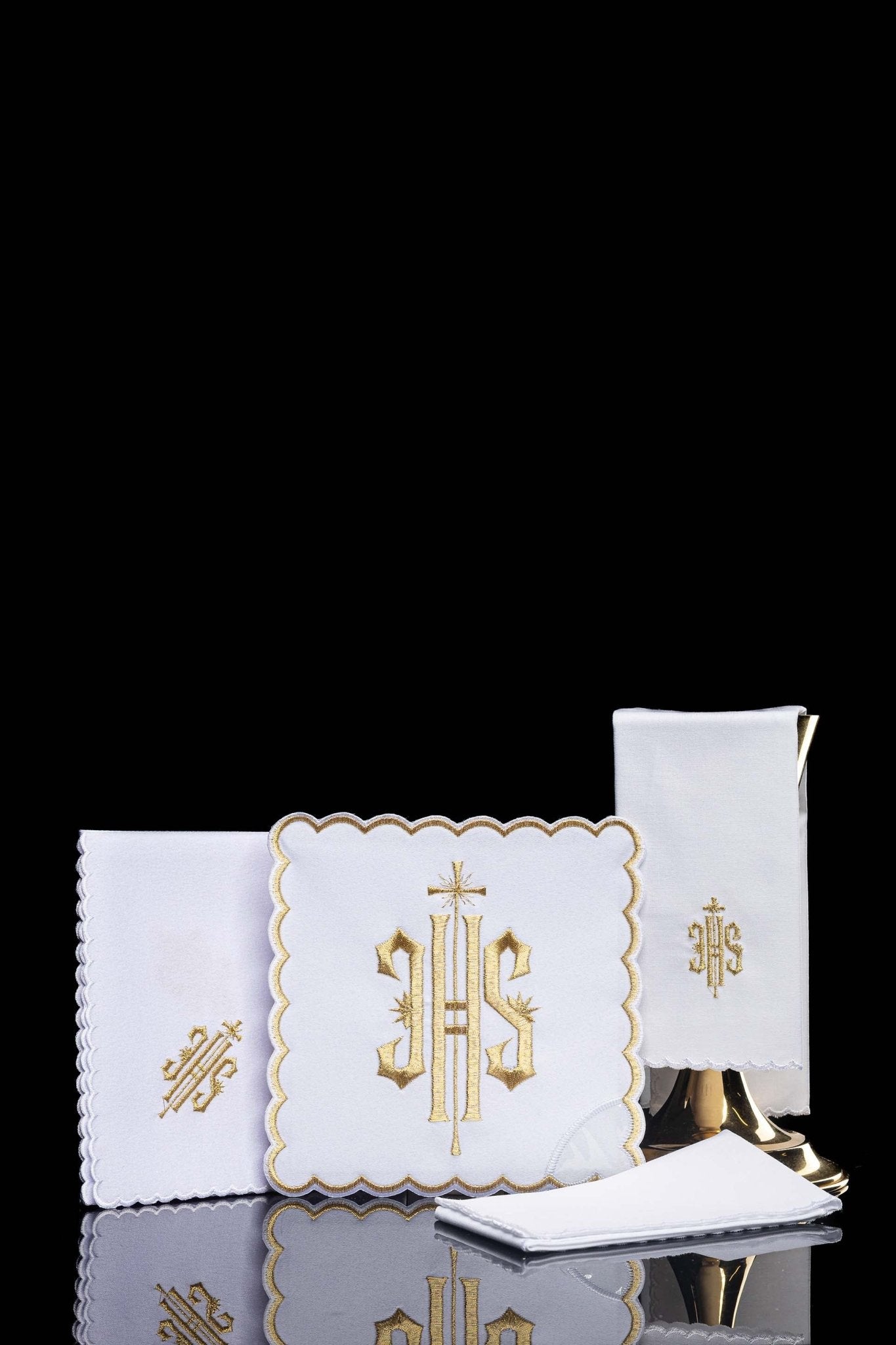 Servicio de altar con bordado IHS y ribete dorado KK/029/04 - CASULLAS.ES
