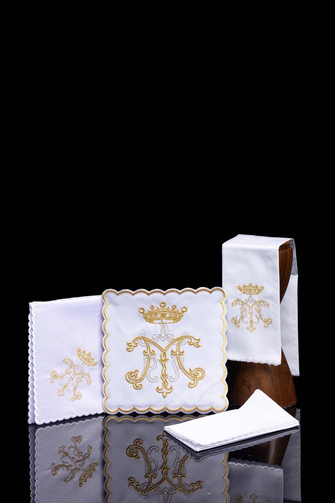 Servicio de altar con bordado Mariano dorado KK/020 - CASULLAS.ES