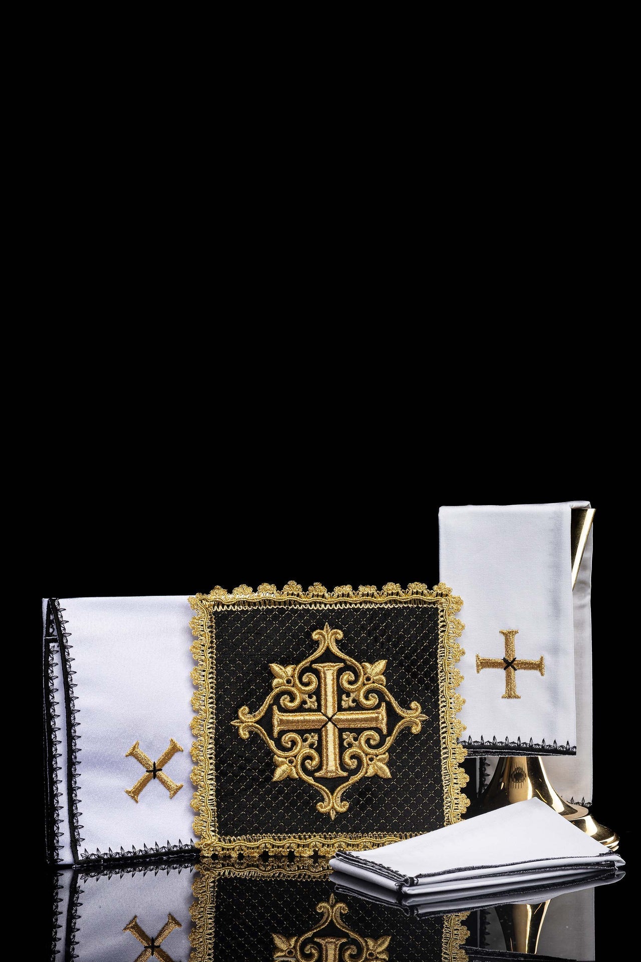 Servicio de altar con cruz bordada terciopelo negro LE/5029/C5 - CASULLAS.ES