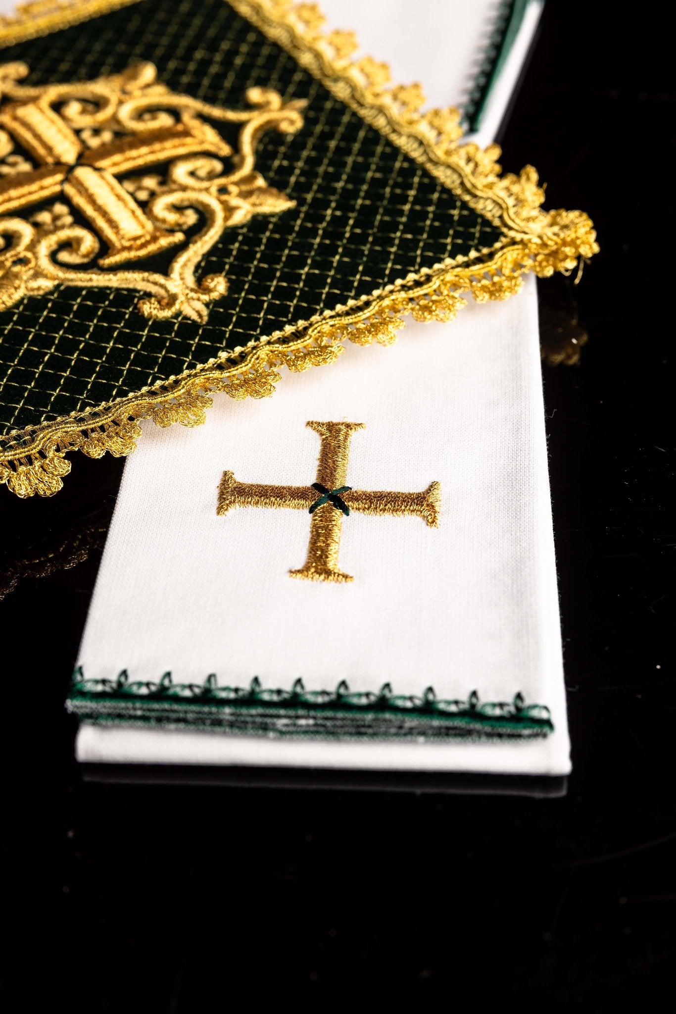 Servicio de altar con cruz bordada terciopelo verde LE/5029/C1 - CASULLAS.ES
