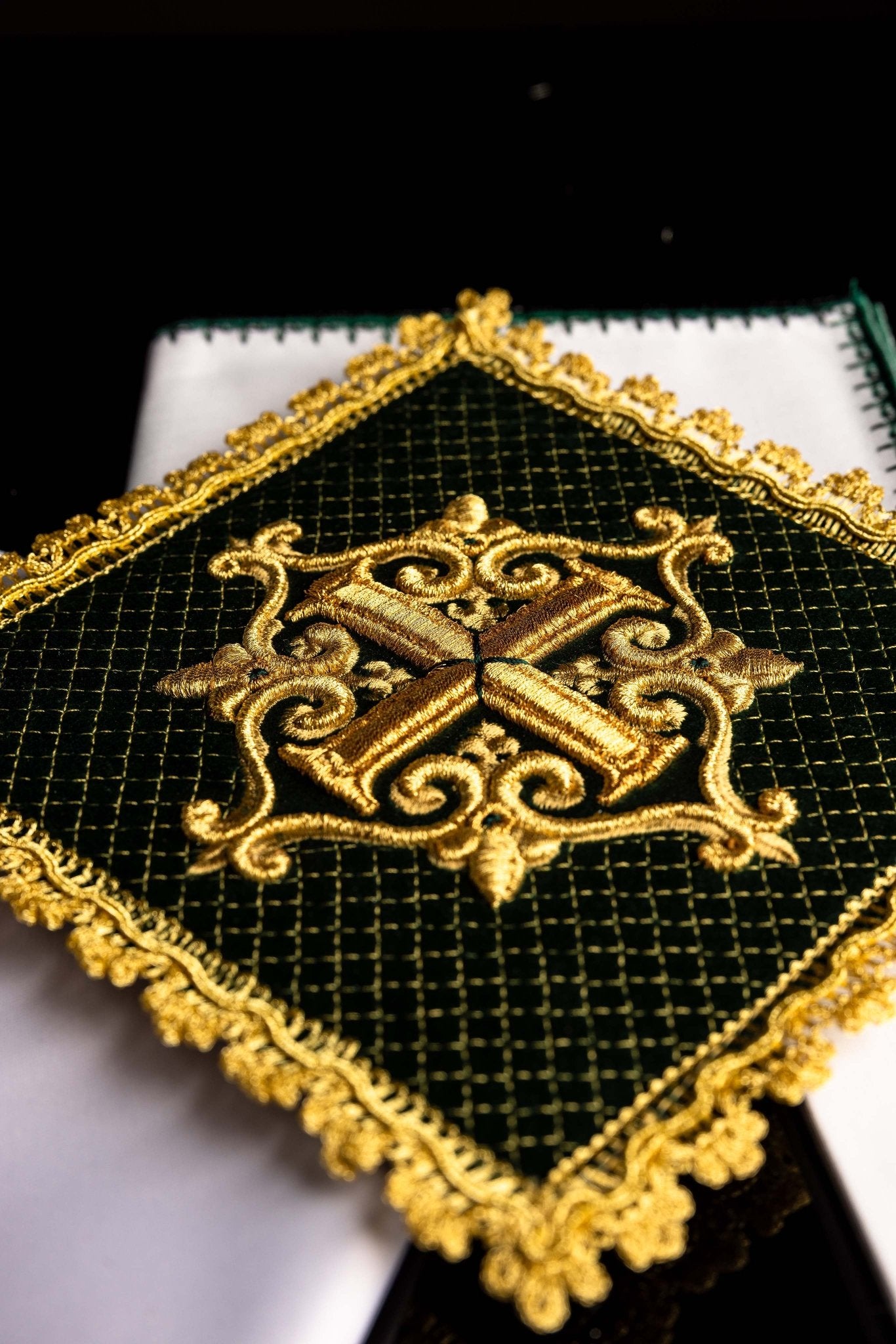 Servicio de altar con cruz bordada terciopelo verde LE/5029/C1 - CASULLAS.ES