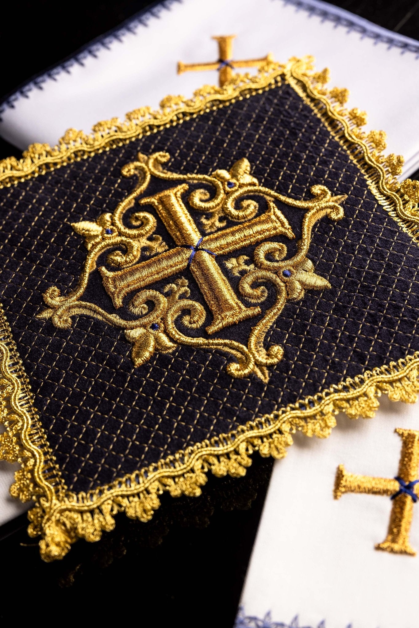 Servicio de altar con cruz bordada terciopelo violeta LE/5029/C3 - CASULLAS.ES