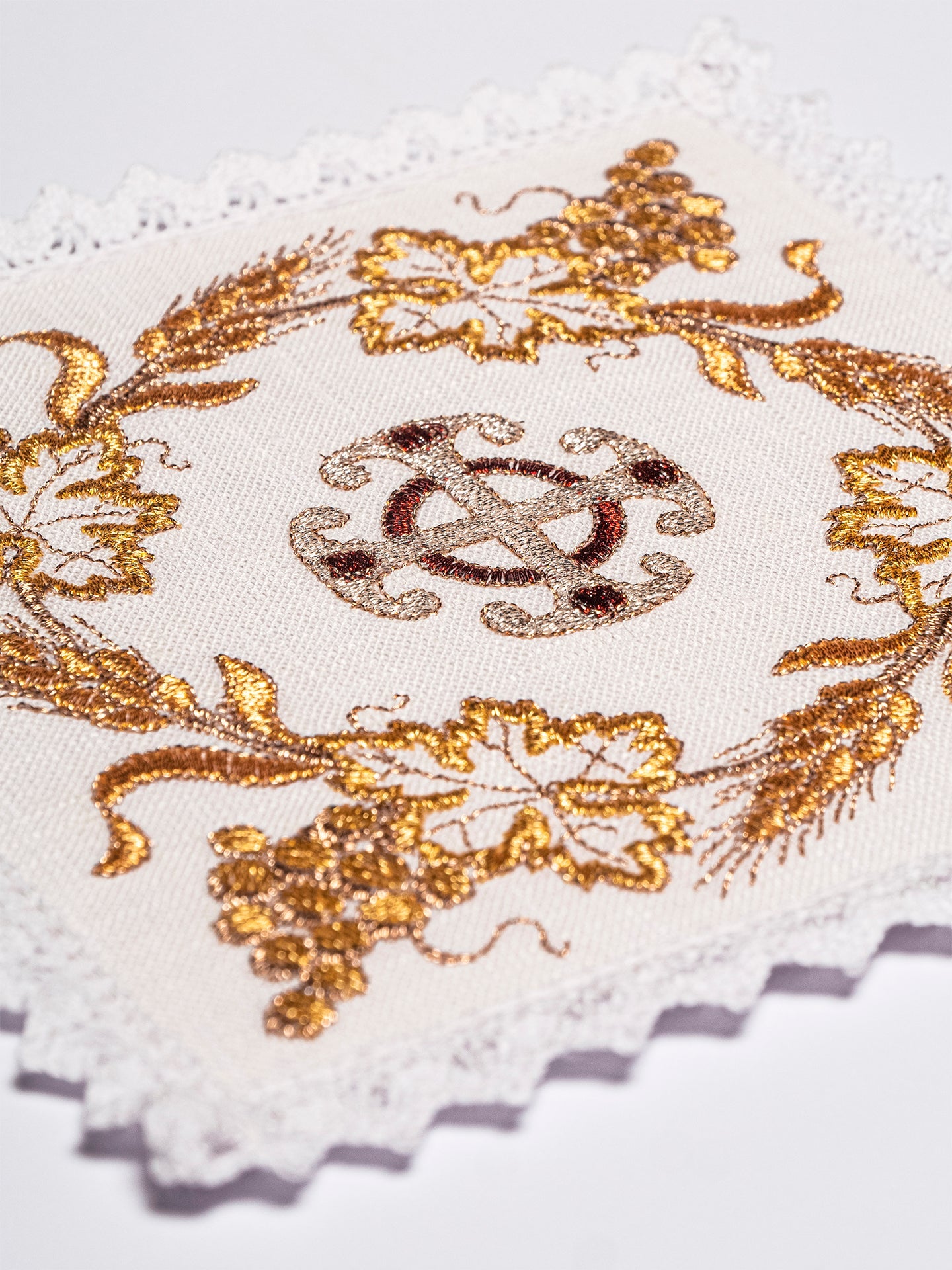 Servicio de altar con rico bordado dorado KKL/036 - CASULLAS.ES