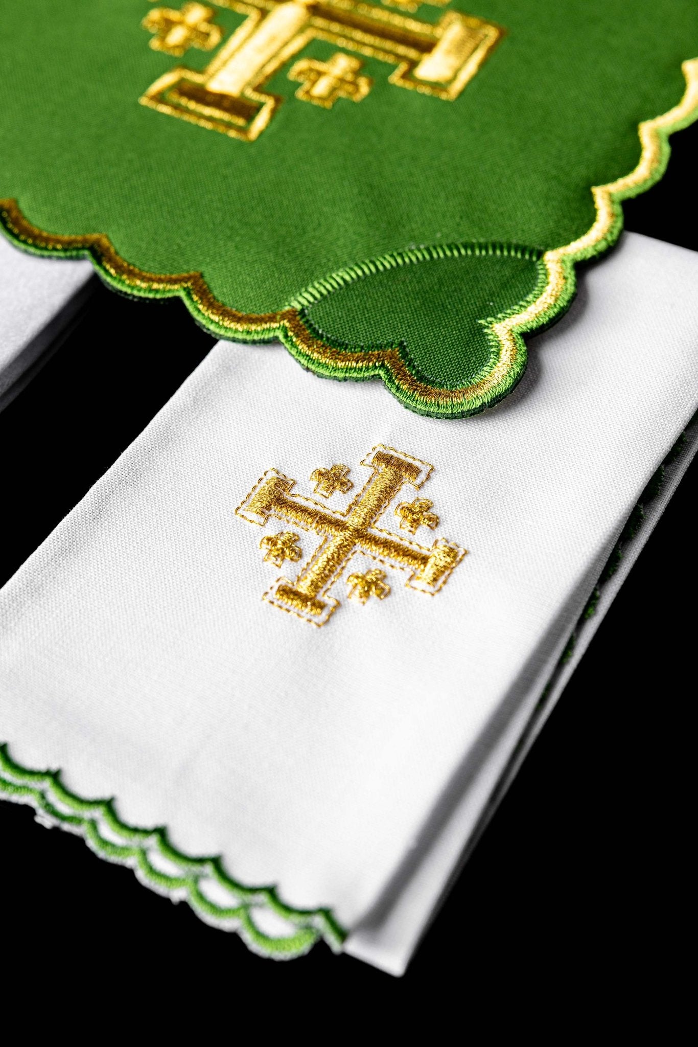 Servicio de altar Cruz de Jerusalén bordada verde KK/030/01 - CASULLAS.ES