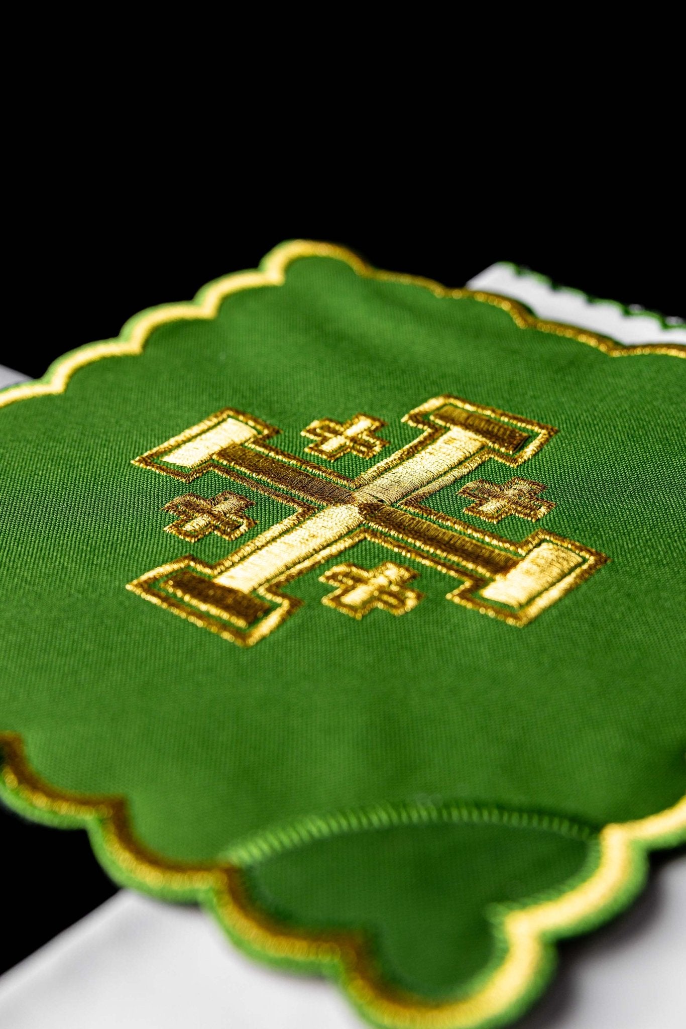 Servicio de altar Cruz de Jerusalén bordada verde KK/030/01 - CASULLAS.ES
