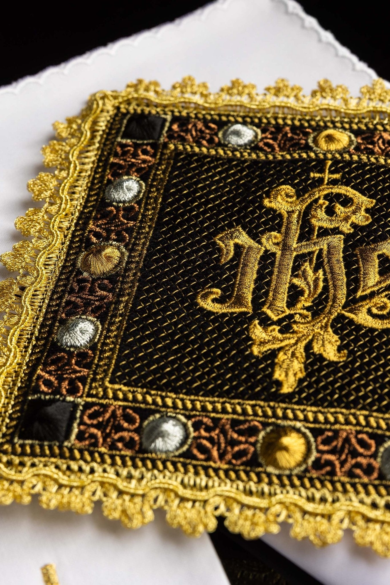 Servicio de altar de terciopelo en color negro con símbolo IHS bordado S-5567-C6 - CASULLAS.ES