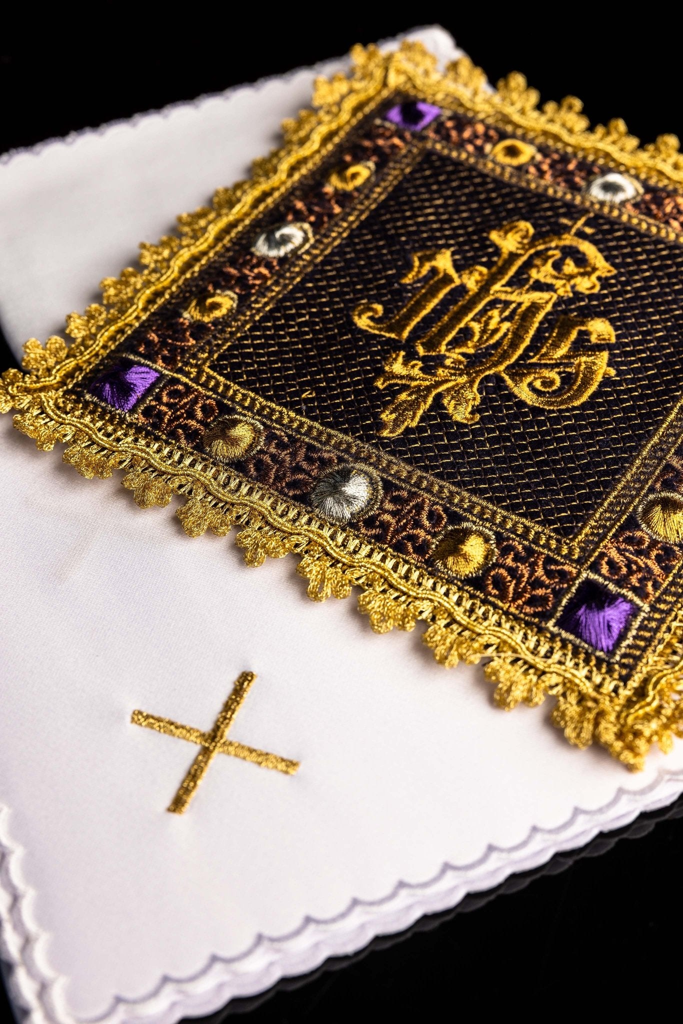 Servicio de altar de terciopelo en color violeta con el símbolo IHS bordado S-5567-C3 - CASULLAS.ES