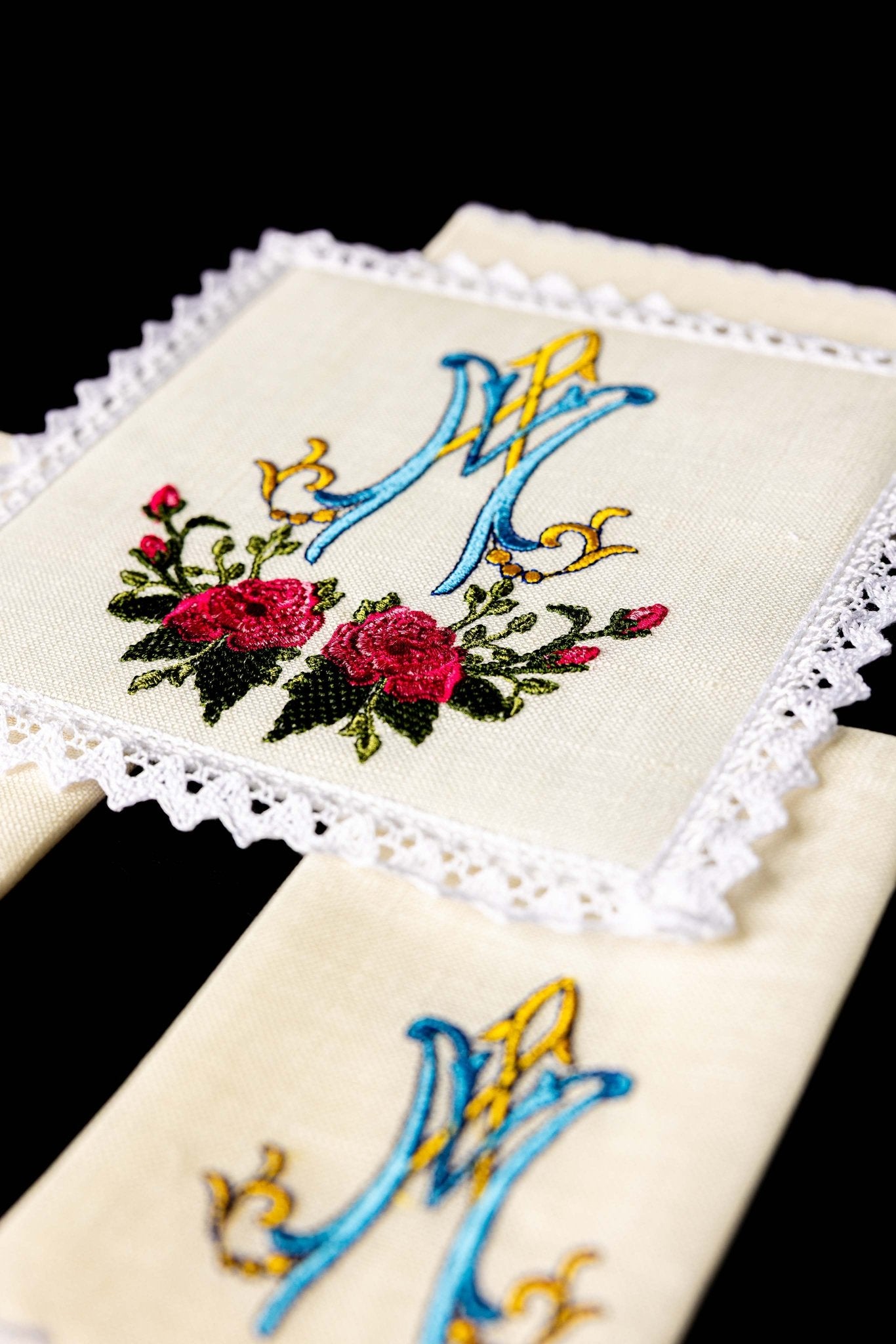 Servicio de altar lino con bordado Mariano colorido KKL/078 - CASULLAS.ES