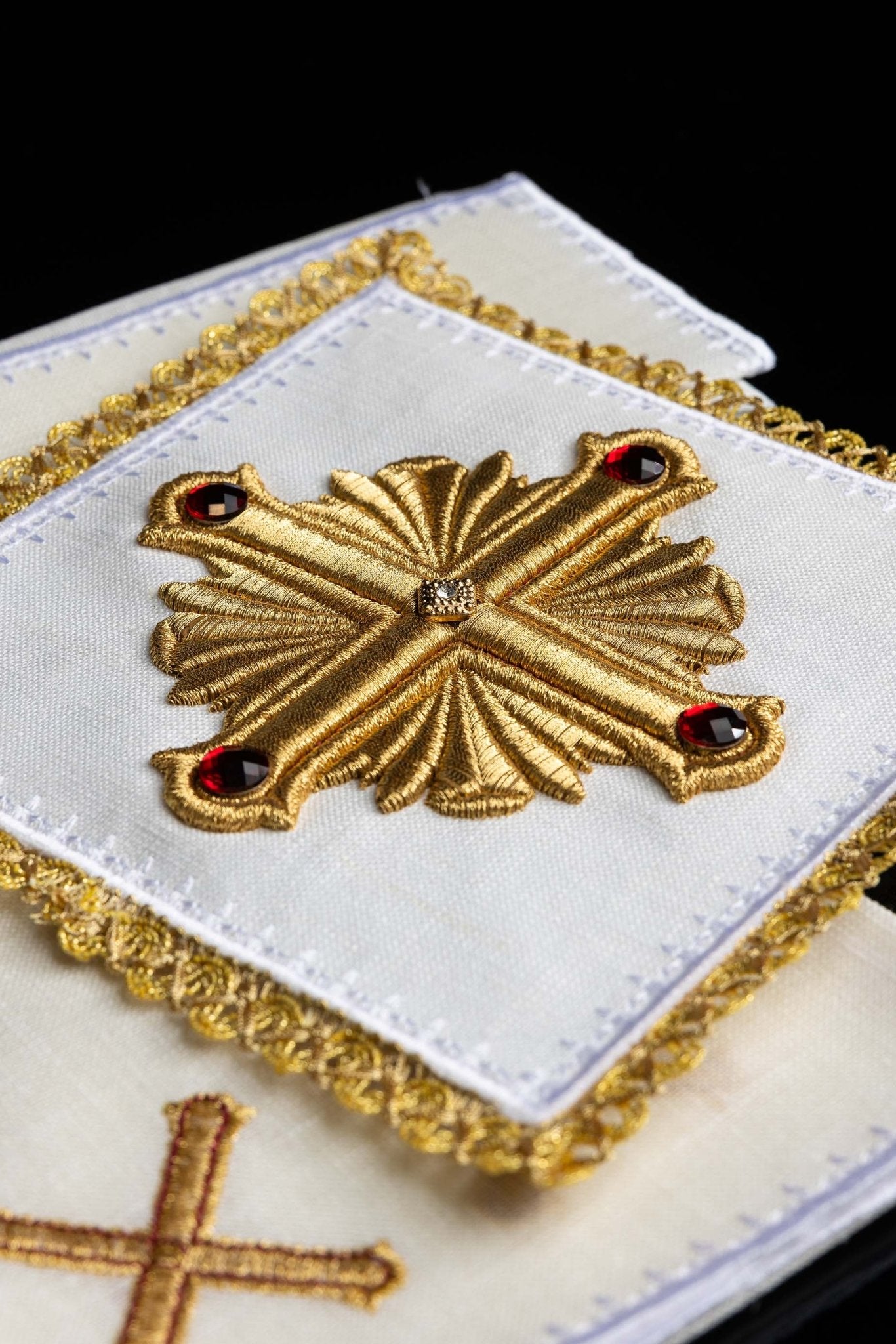 Servicio de altar lino ricamente bordado con Cruz y piedras LE/5010 - CASULLAS.ES
