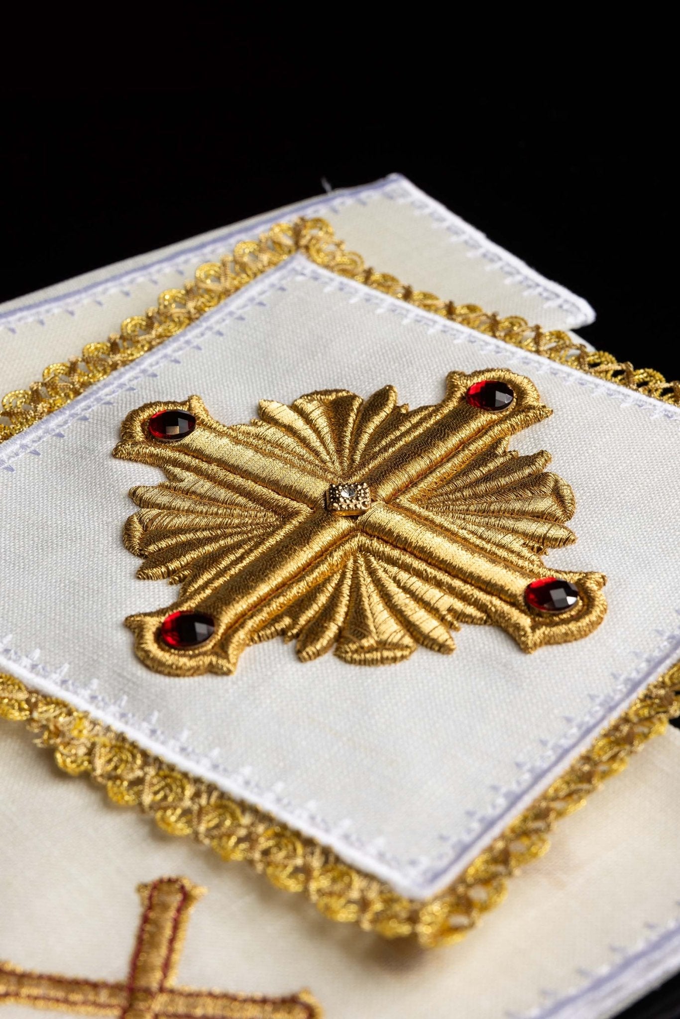 Servicio de altar lino ricamente bordado con Cruz y piedras LE/5010 - CASULLAS.ES