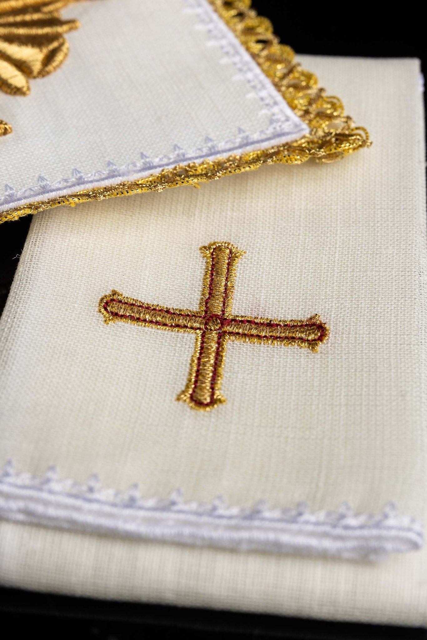 Servicio de altar lino ricamente bordado con Cruz y piedras LE/5010 - CASULLAS.ES