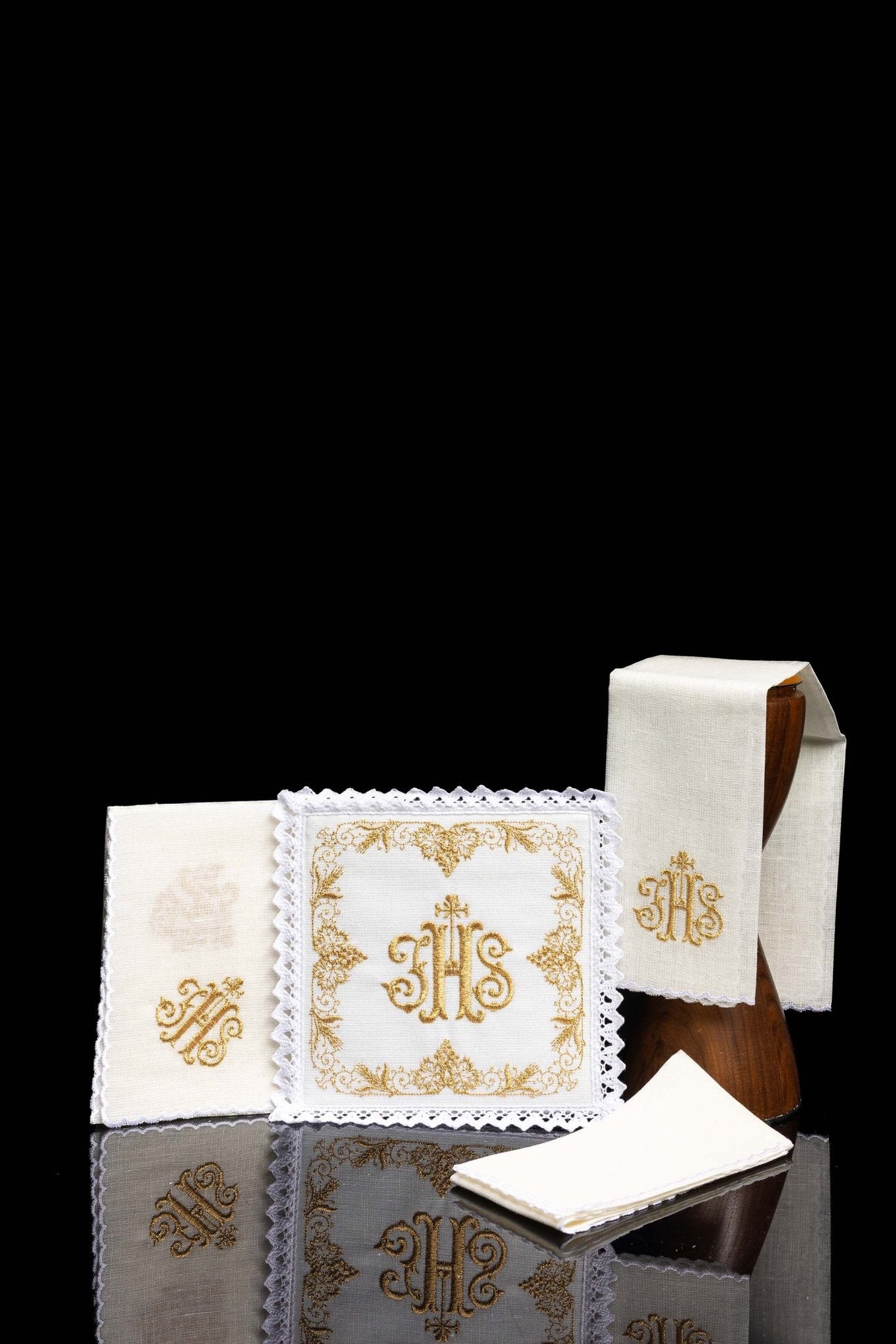 Servicio de altar lino ricamente bordado con IHS KKL/049 - CASULLAS.ES