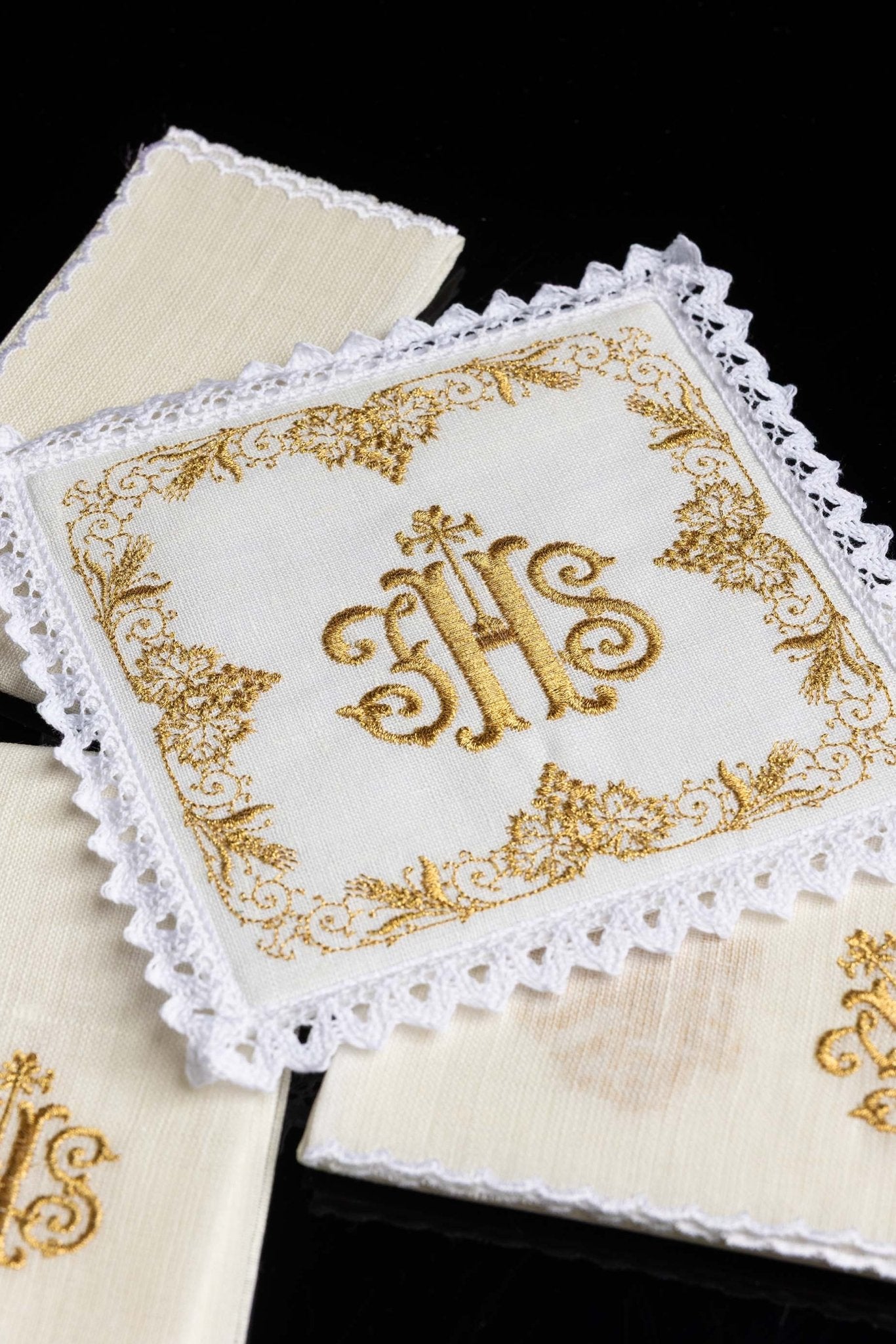 Servicio de altar lino ricamente bordado con IHS KKL/049 - CASULLAS.ES