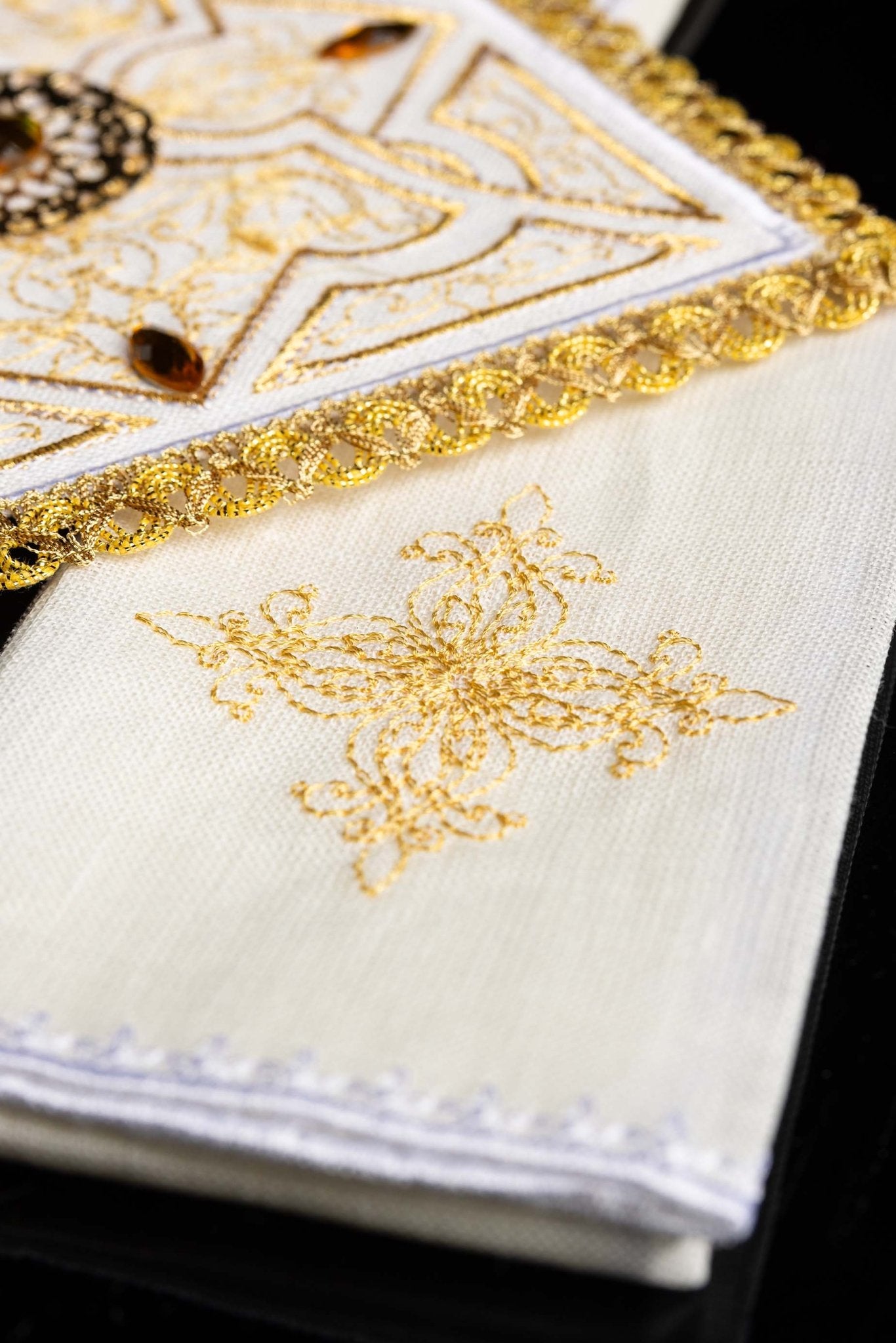 Servicio de altar lino ricamente decorado LE/5002 - CASULLAS.ES