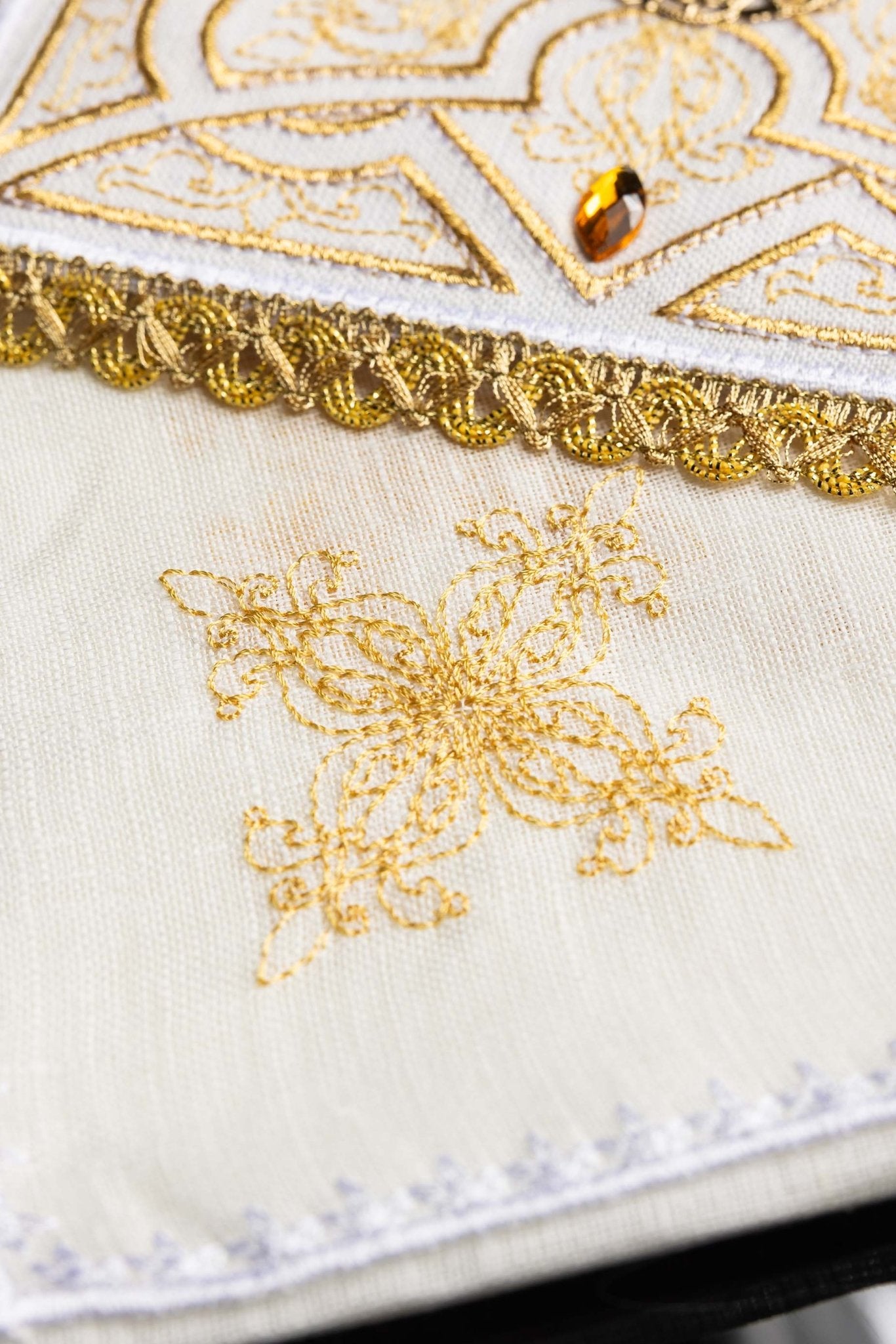 Servicio de altar lino ricamente decorado LE/5002 - CASULLAS.ES