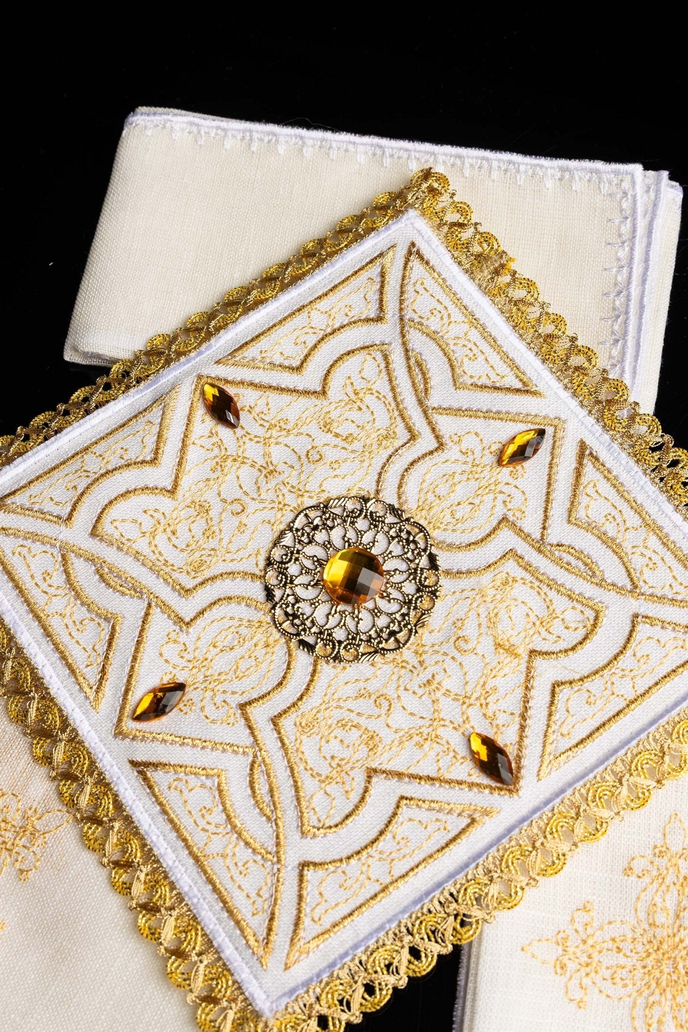 Servicio de altar lino ricamente decorado LE/5002 - CASULLAS.ES