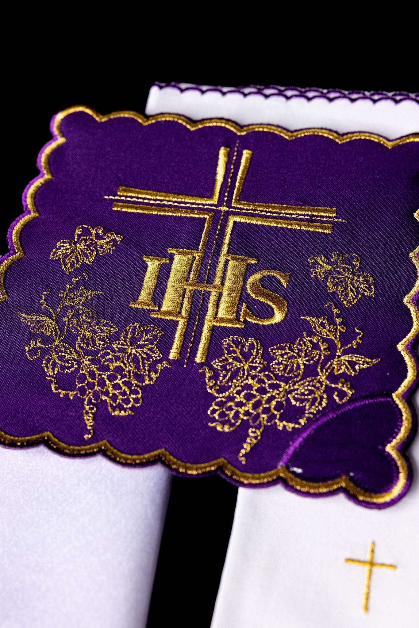 Servicio de altar morado con bordado IHS KK/156/03 - CASULLAS.ES