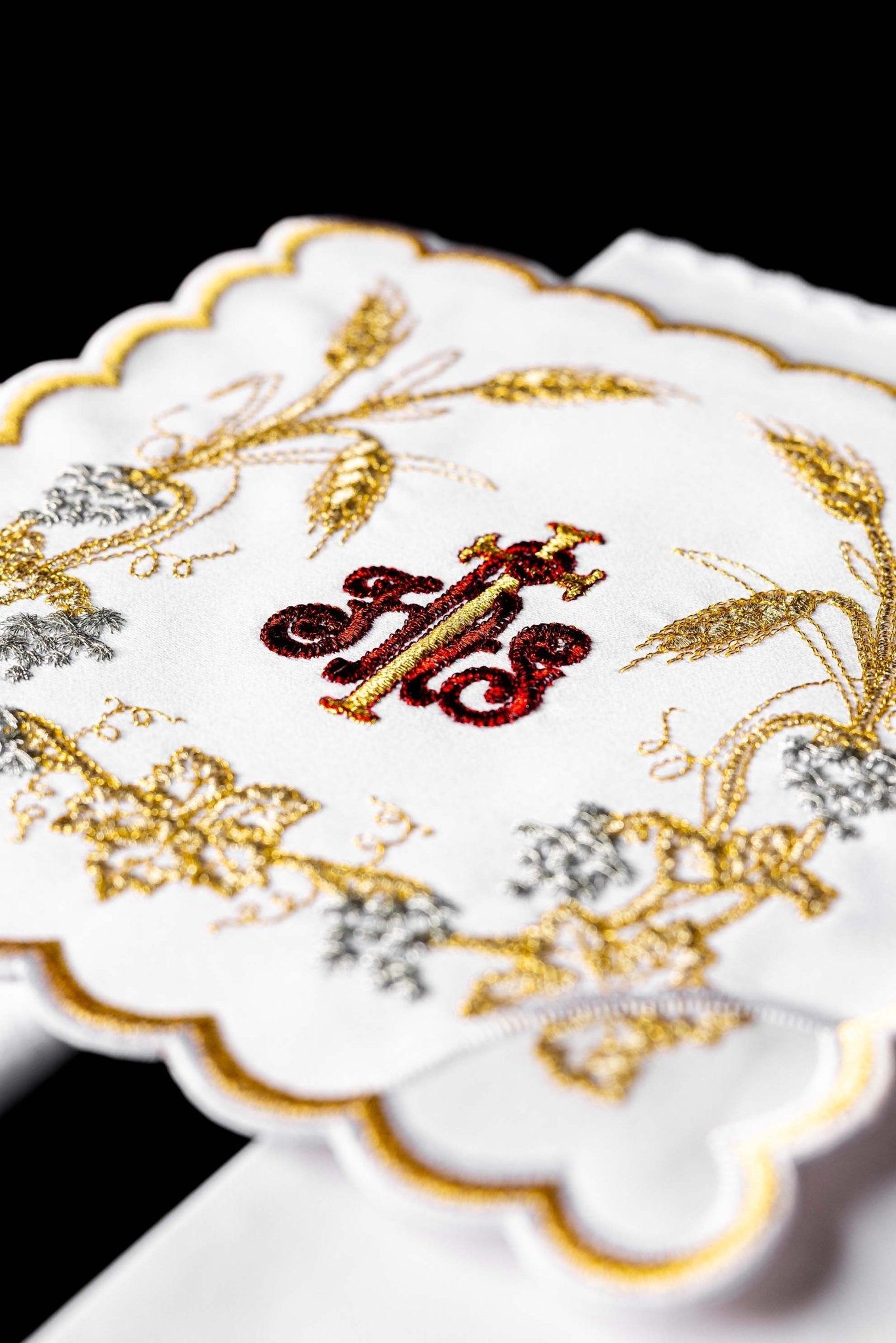 Servicio de altar ricamente decorado con bordado IHS y espigas KK/040 - CASULLAS.ES