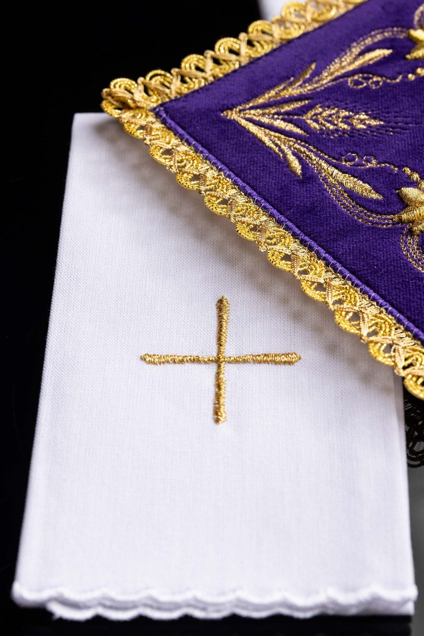 Servicio de altar terciopelo bordado morado KK/5001/C4 - CASULLAS.ES
